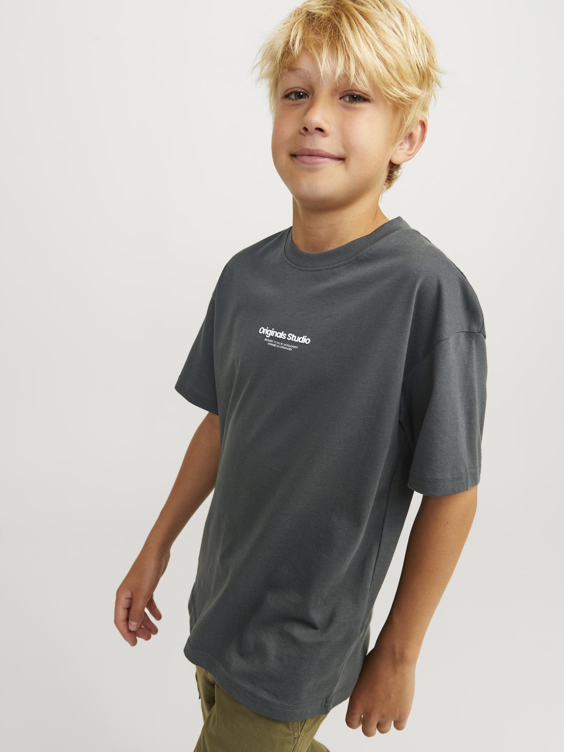 Kille klädd i Grön t-shirt till  från Jack & Jones. Kvalitets T-shirt för vardagsbruk. Jerseytyg med en mjuk handkänsla. Juniorstilar är vuxenkläder med en cool och modern look designad för att passa storlek 8-16 år.

Produkttyp: T-shirt
Hals: Rund hals
Ärm: Kort ärm
Tryck : Relieftryck för en upphöjd yta och en tredimensionell look
Kroppstyp: Junior
Passform: Lös passform
Vesterbro