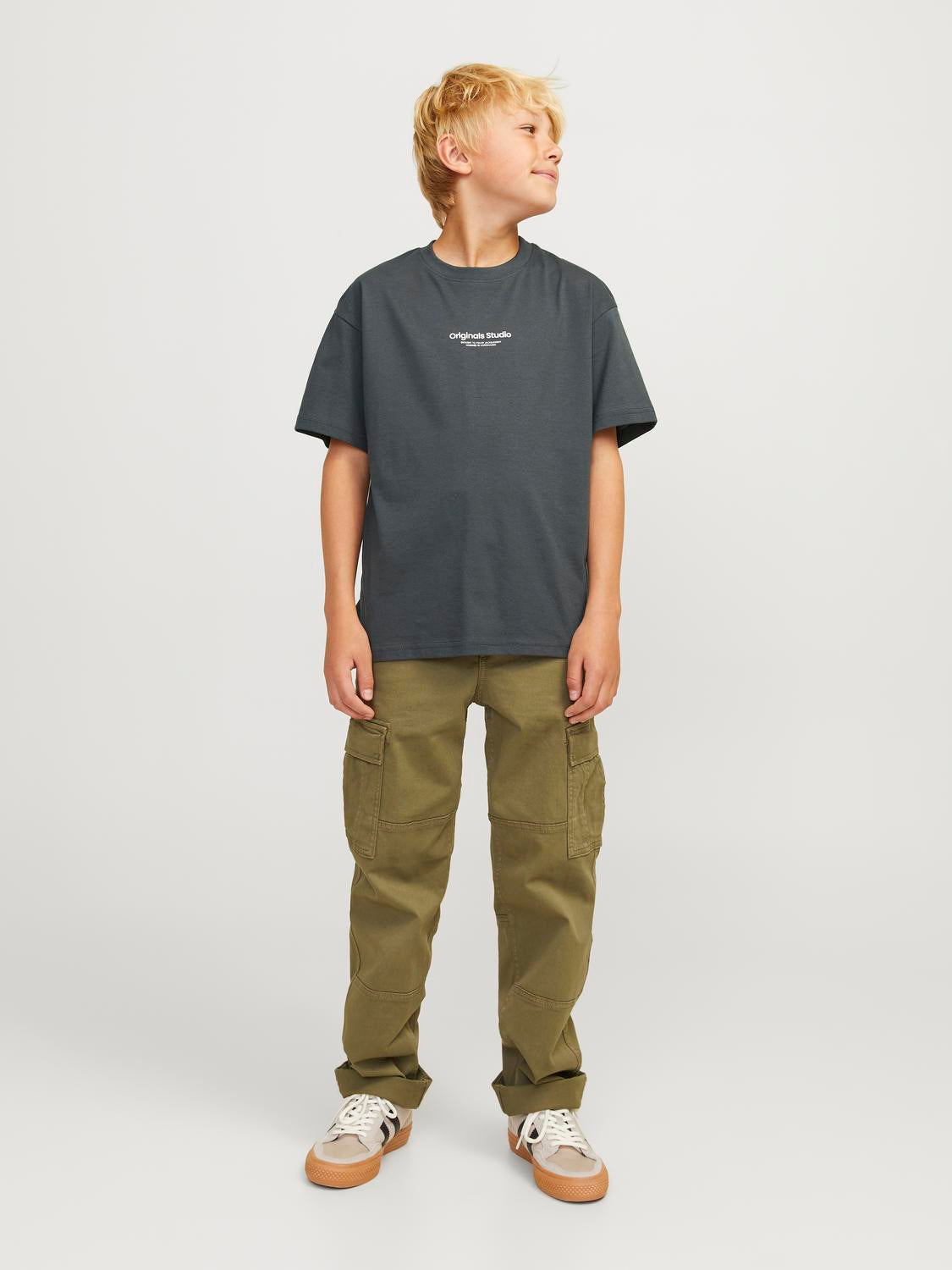 Kille klädd i Grön t-shirt till  från Jack & Jones. Kvalitets T-shirt för vardagsbruk. Jerseytyg med en mjuk handkänsla. Juniorstilar är vuxenkläder med en cool och modern look designad för att passa storlek 8-16 år.

Produkttyp: T-shirt
Hals: Rund hals
Ärm: Kort ärm
Tryck : Relieftryck för en upphöjd yta och en tredimensionell look
Kroppstyp: Junior
Passform: Lös passform
Vesterbro