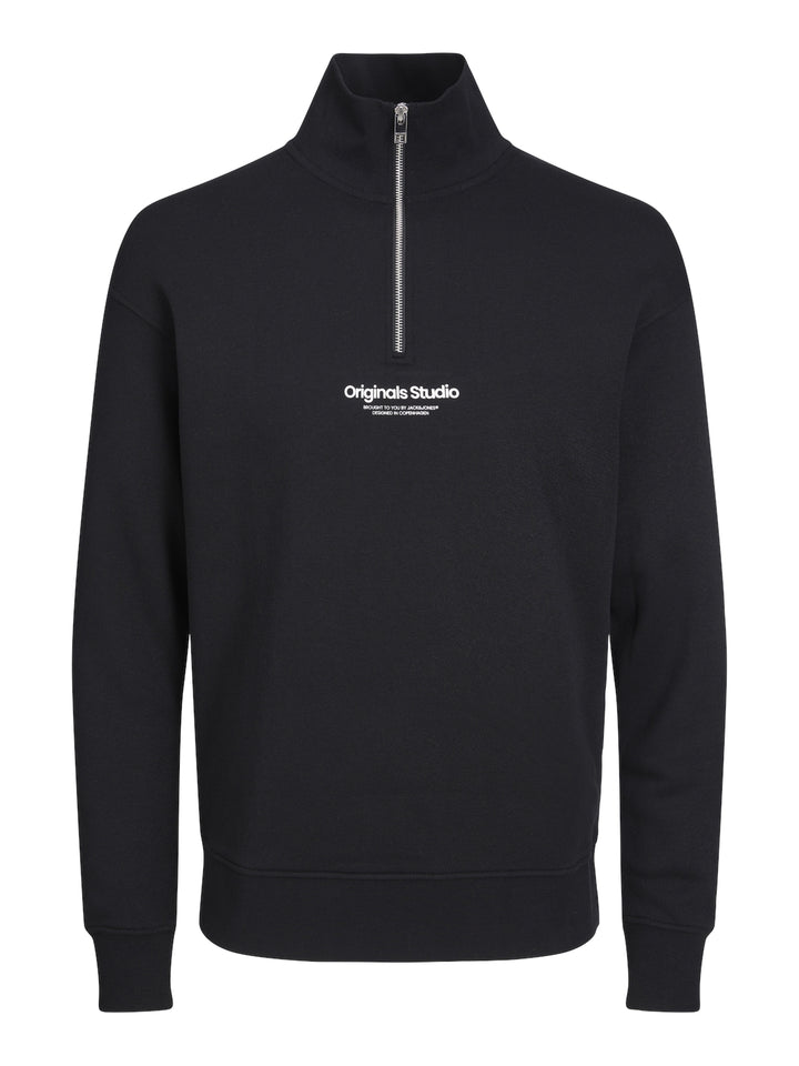 Snygg svart zip tröja till ungdom kille från Jack & Jones. Sweatshirt med hög hals och dragkedja till pojke teen. Vestrebro.