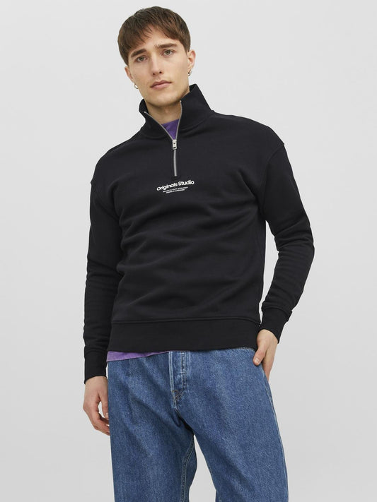 Kille klädd i Snygg svart zip tröja till ungdom kille från Jack & Jones. Sweatshirt med hög hals och dragkedja till pojke teen. Vestrebro.