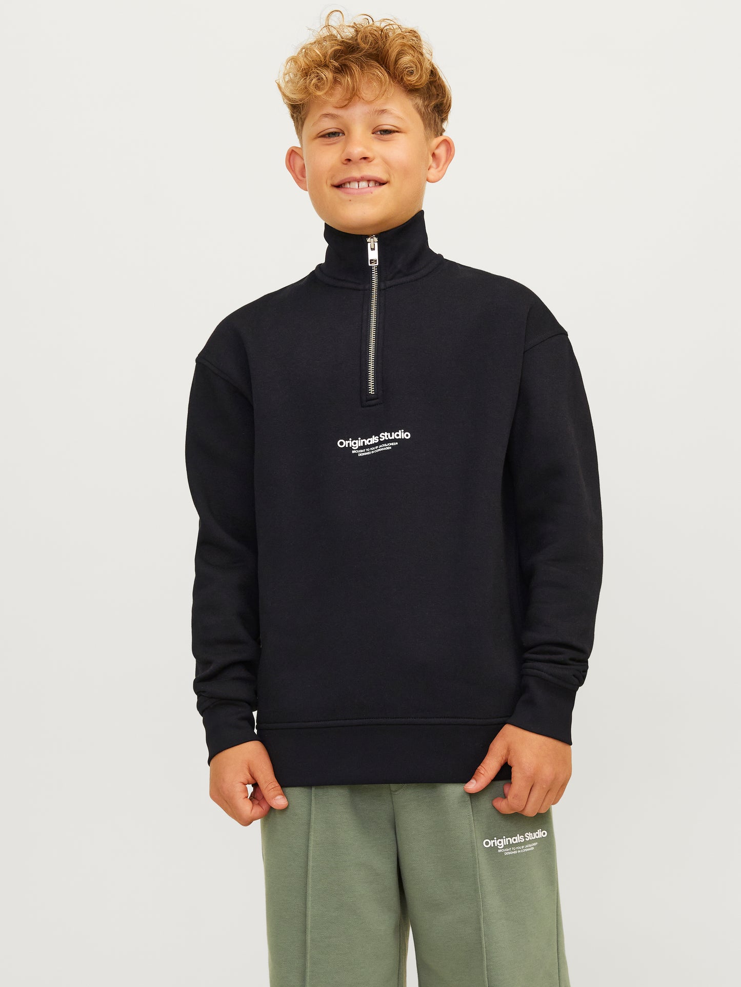 Snygg svart zip tröja till ungdom kille från Jack & Jones. Sweatshirt med hög hals och dragkedja till pojke teen. Vestrebro.