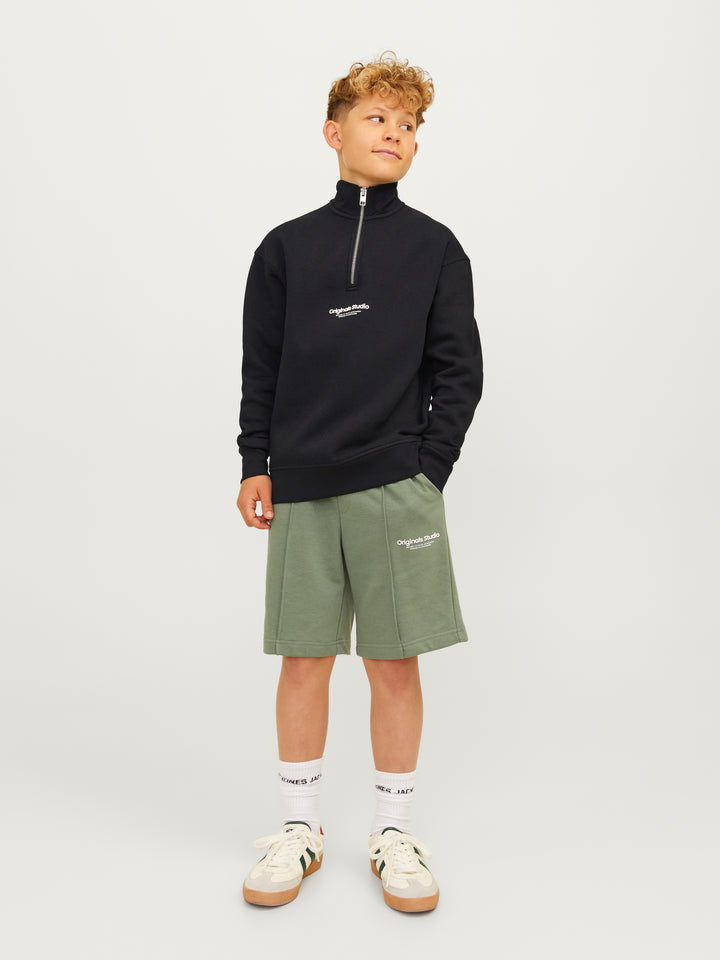 Tuff kille i Snygg svart zip tröja till ungdom kille från Jack & Jones. Sweatshirt med hög hals och dragkedja till pojke teen. Vestrebro.