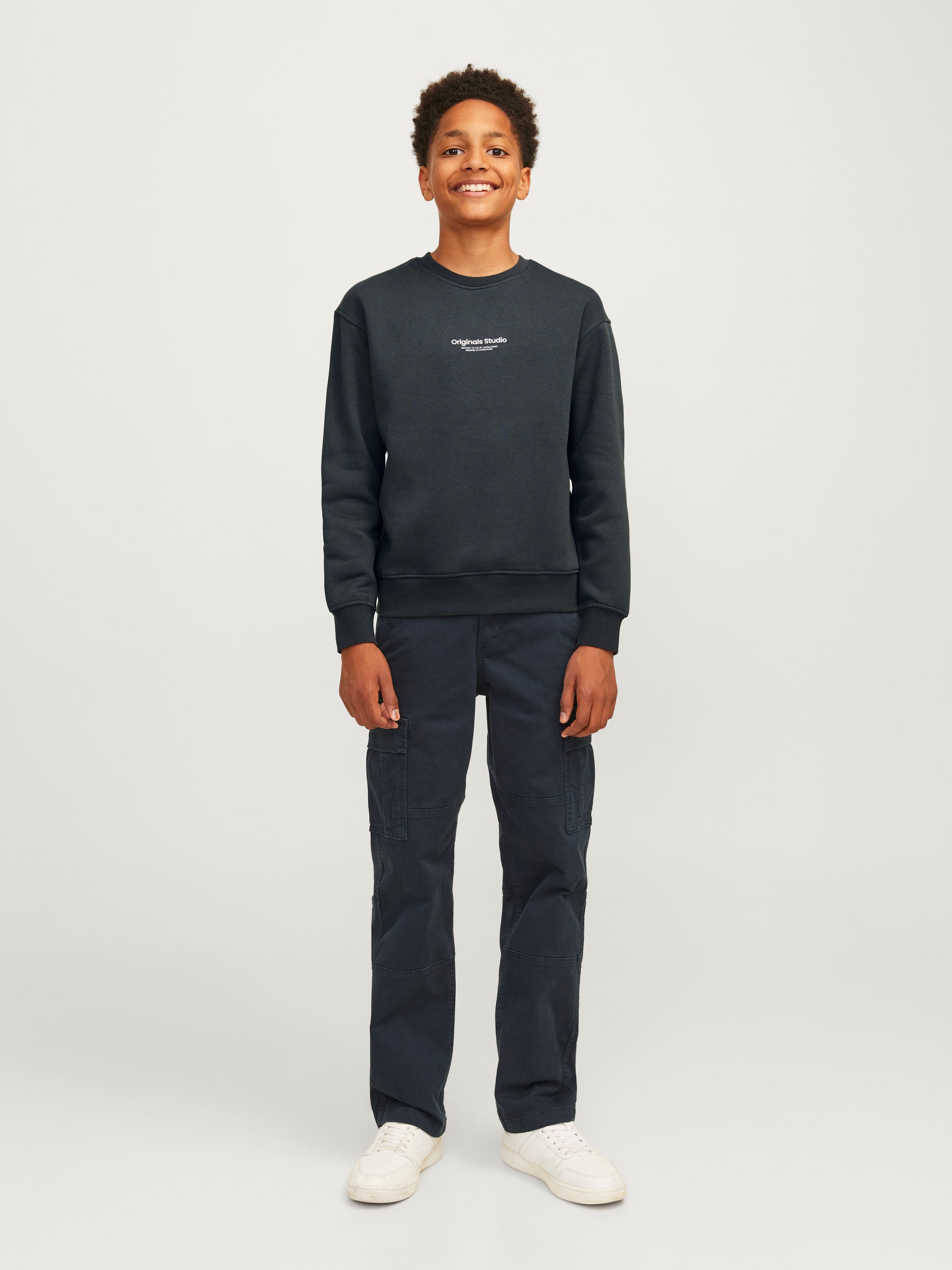 Grön långärmad tröja i sweatshirt från Jack & Jones till ungdom kille, pojke och även äldre barn.
Kvalitets sweatshirt tröja för vardagsbruk. Borstad tyg med en mjuk touch på insidan.

Produkttyp: Sweatshirts
Hals: Rund hals
Ärm: Lång ärm
Kroppstyp: Junior
Passform: Lös passform