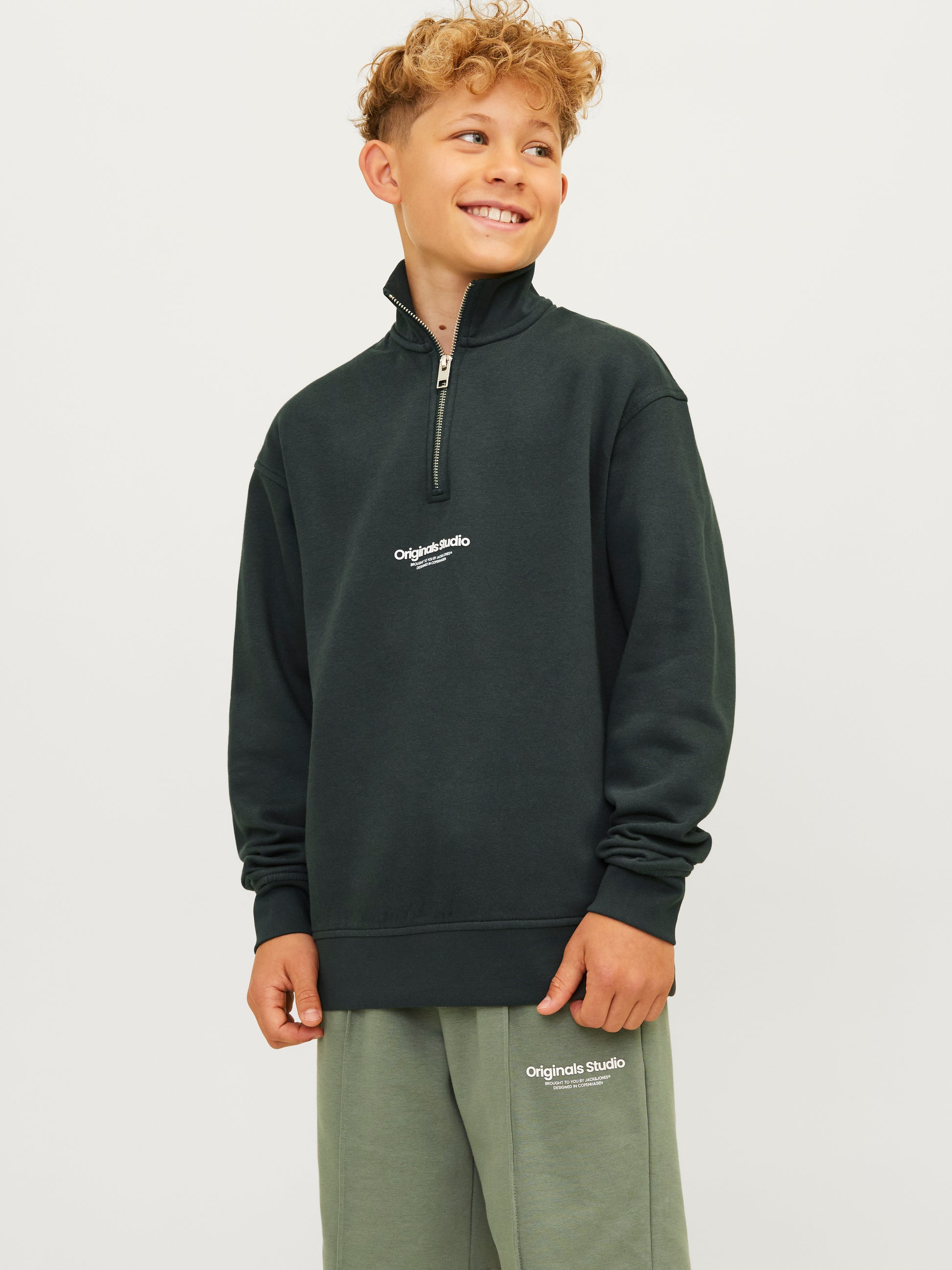 Snygg grön, stilren tröja med zip från Jack & Jones till ungdom kille, pojke.. Logga på bröstet.
Några enkla plagg är alltid rätt oavsett om det är vardag eller helg.

Produkttyp: Sweatshirt med dragkedja
Hals: Hög hals
Ärm: Lång ärm
Kroppstyp: Junior
Passform: Avslappnad passform