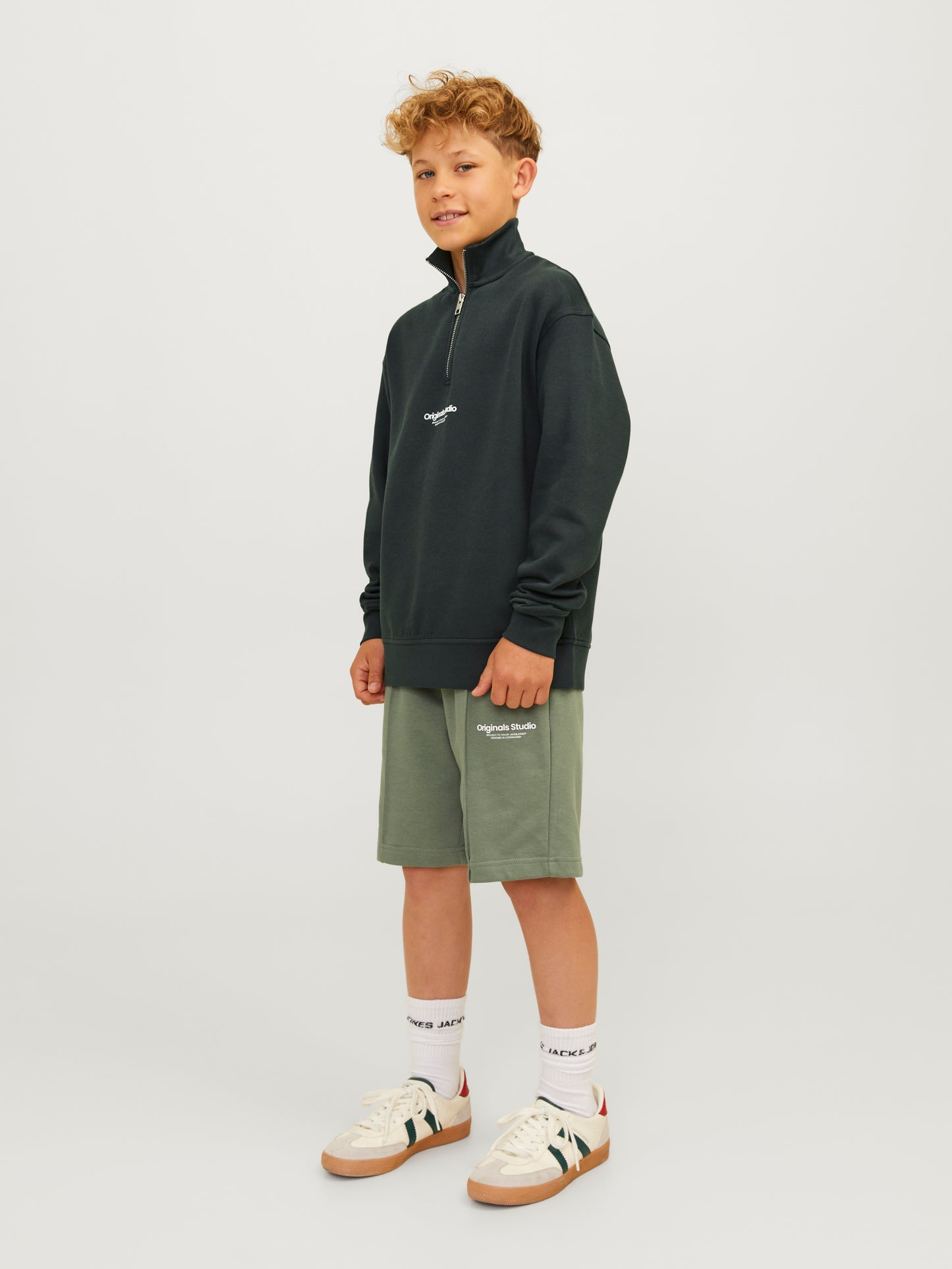 Snygg grön, stilren tröja med zip från Jack & Jones till ungdom kille, pojke.. Logga på bröstet.
Några enkla plagg är alltid rätt oavsett om det är vardag eller helg.

Produkttyp: Sweatshirt med dragkedja
Hals: Hög hals
Ärm: Lång ärm
Kroppstyp: Junior
Passform: Avslappnad passform