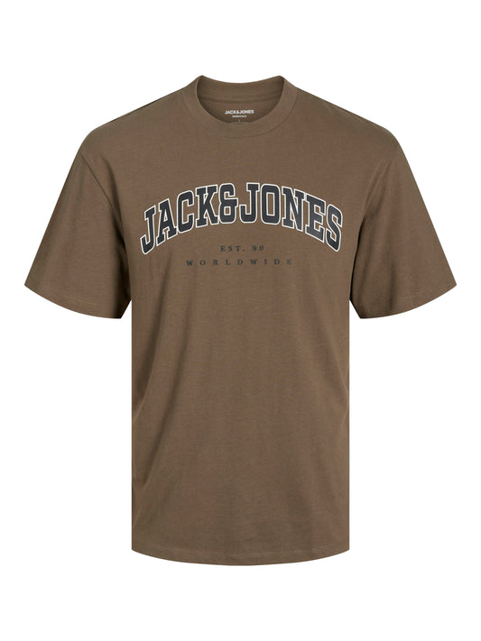 Snygg stilren brun kortärmad t-shirt från Jack and Jones Junior. Tröja till ungdom kille och pojke.
Produkttyp: T-shirt
Hals:&nbsp;Rund hals
Ärm: Kort ärm
Tryck: Gummitryck för en mjuk känsla
Junior Passform: Avslappnad passform