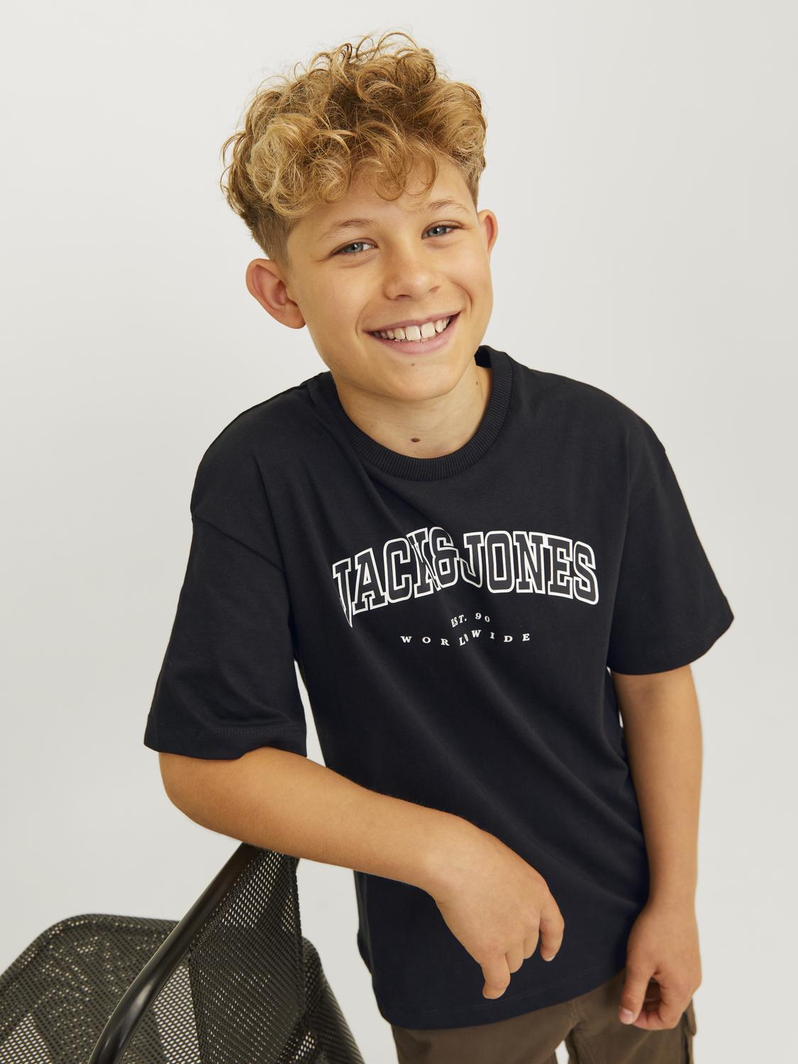 Kille som har på sig snygg tröja med stor logga. 
Svart t-shirt ungdom till kille, pojke från Jack & Jones. 
Produkttyp: T-shirt
Hals:&nbsp;Rund hals
Ärm: Kort ärm
Tryck: Gummitryck för en mjuk känsla
Junior Passform: Avslappnad passform