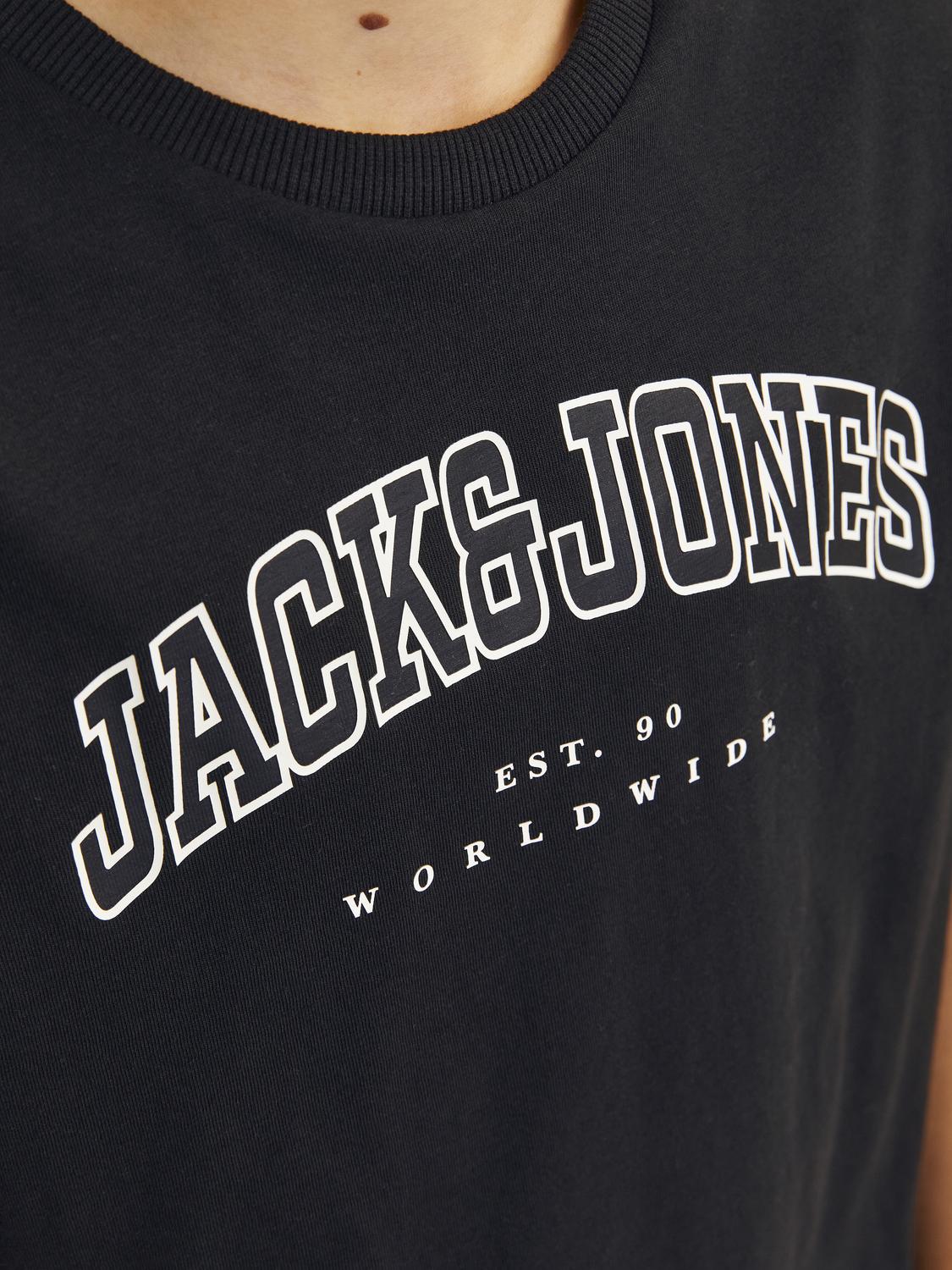 Svart t-shirt ungdom till kille, pojke från Jack & Jones. 
Produkttyp: T-shirt
Hals:&nbsp;Rund hals
Ärm: Kort ärm
Tryck: Gummitryck för en mjuk känsla
Junior Passform: Avslappnad passform