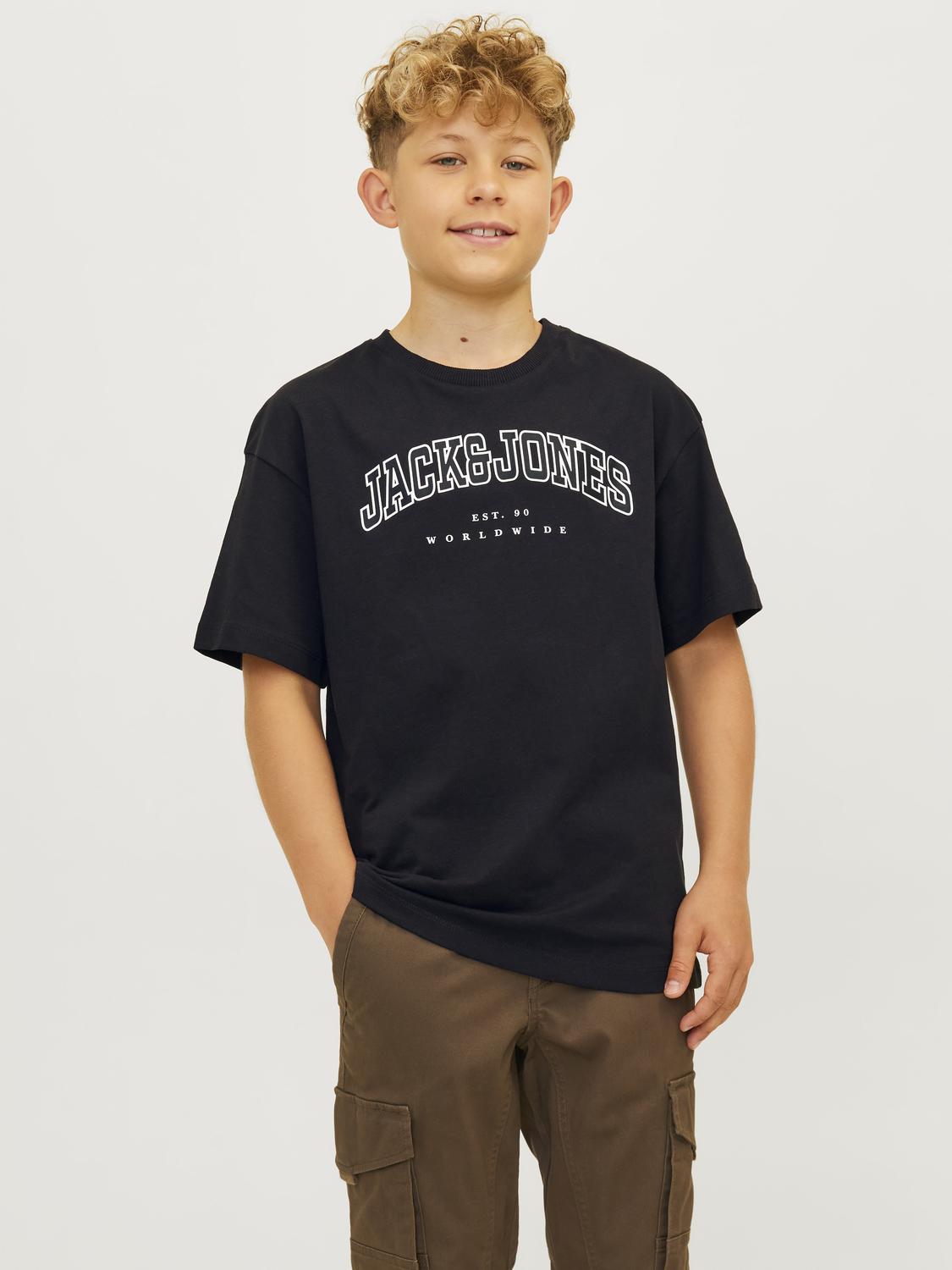 Kille som har på sig snygg tröja med stor logga. 
Svart t-shirt ungdom till kille, pojke från Jack & Jones. 
Produkttyp: T-shirt
Hals:&nbsp;Rund hals
Ärm: Kort ärm
Tryck: Gummitryck för en mjuk känsla
Junior Passform: Avslappnad passform