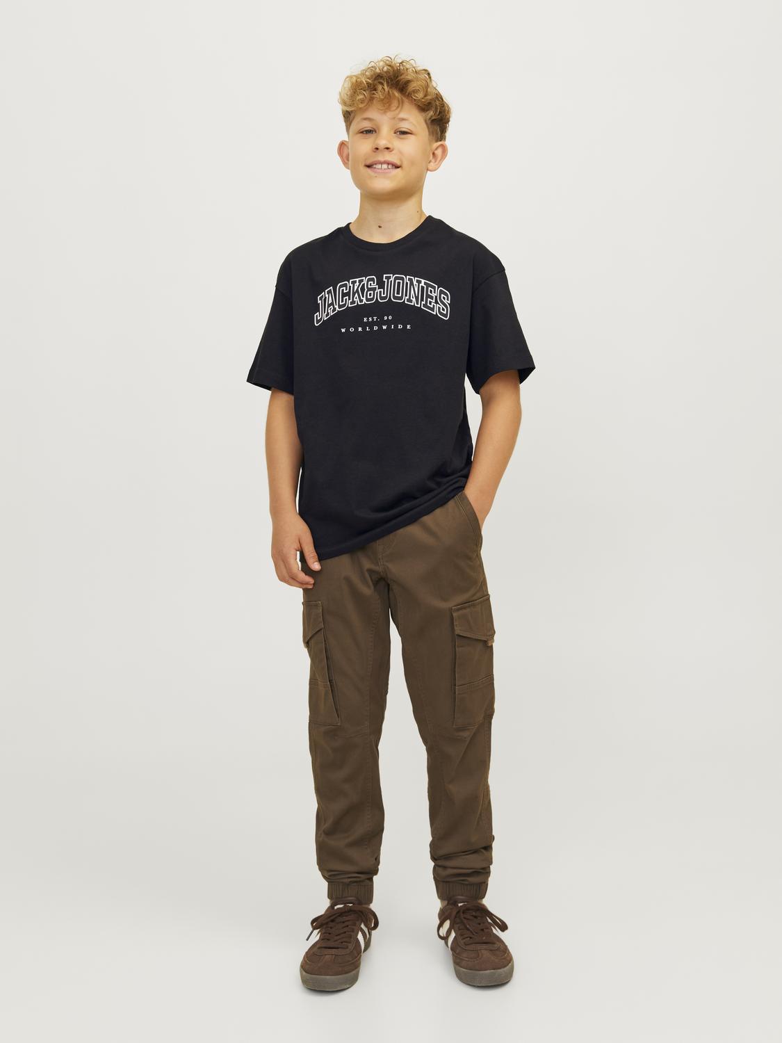 Kille som har på sig snygg tröja med stor logga. 
Svart t-shirt ungdom till kille, pojke från Jack & Jones. 
Produkttyp: T-shirt
Hals:&nbsp;Rund hals
Ärm: Kort ärm
Tryck: Gummitryck för en mjuk känsla
Junior Passform: Avslappnad passform