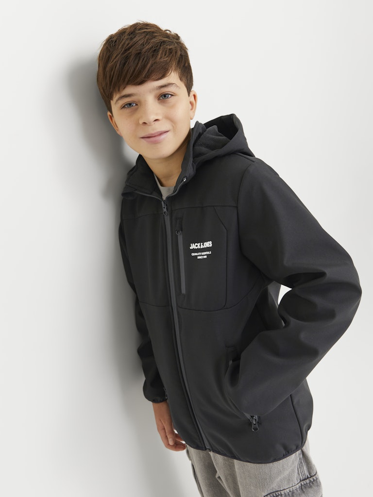 Svart softshell jacka till pojke. Ungdomskläder från Jack and Jones till kille. Vind och vattentät jacka.
JJETHEO SOFTSHELL JACKET NOOS JNR
12269432