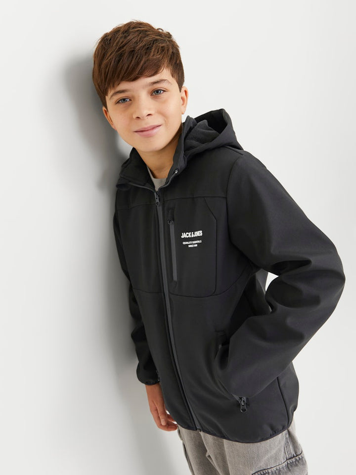 Svart softshell jacka till pojke. Ungdomskläder från Jack and Jones till kille. Vind och vattentät jacka.
JJETHEO SOFTSHELL JACKET NOOS JNR
12269432