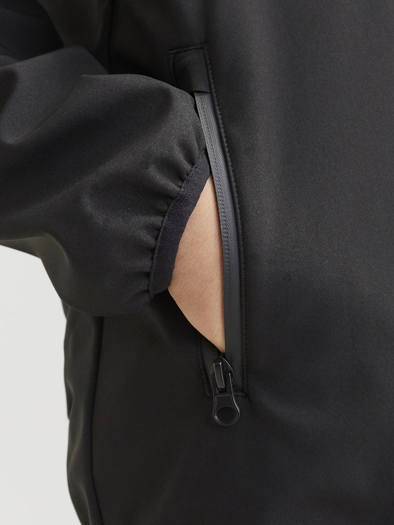 Svart softshell jacka till pojke. Ungdomskläder från Jack and Jones till kille. Vind och vattentät jacka.
JJETHEO SOFTSHELL JACKET NOOS JNR
12269432
