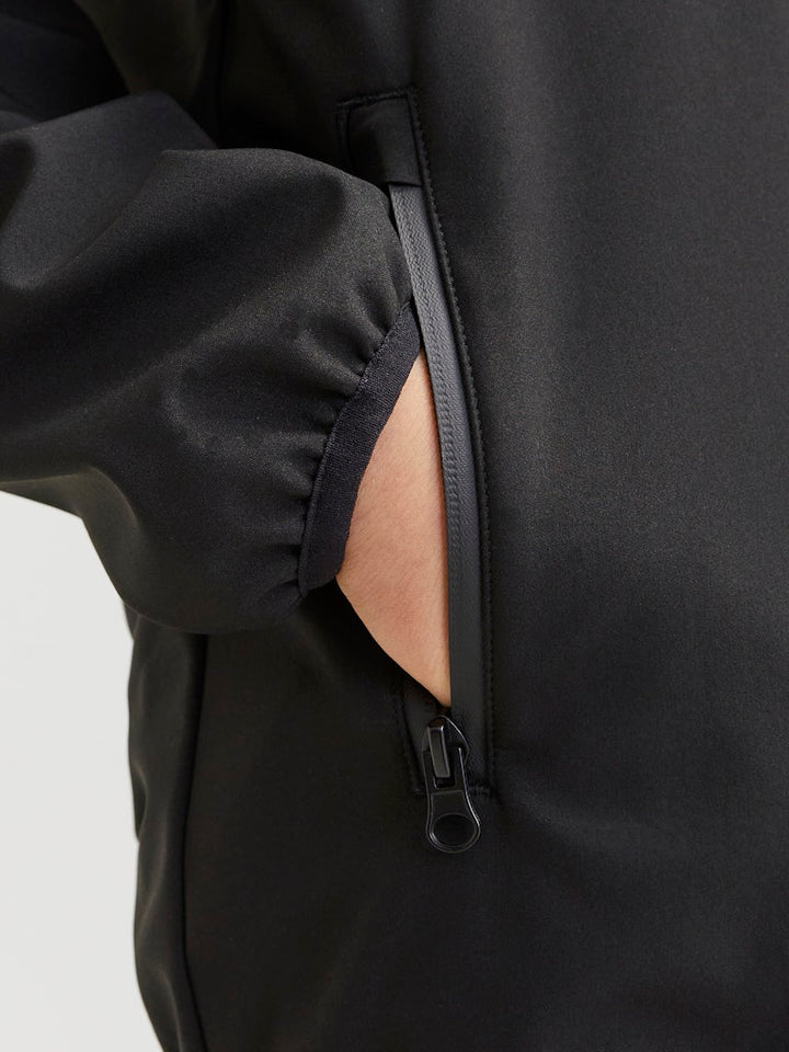Svart softshell jacka till pojke. Ungdomskläder från Jack and Jones till kille. Vind och vattentät jacka.
JJETHEO SOFTSHELL JACKET NOOS JNR
12269432