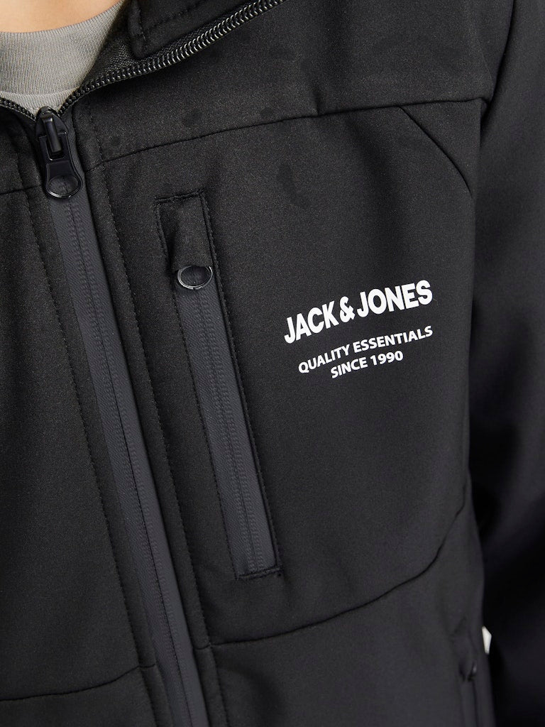 Svart softshell jacka till pojke. Ungdomskläder från Jack and Jones till kille. Vind och vattentät jacka.
JJETHEO SOFTSHELL JACKET NOOS JNR
12269432