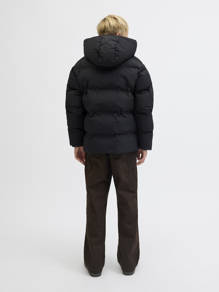 Svart täck jacka till kille. Vinterjacka från Jack & Jones.
JJESOHO PUFFER HOOD SN JNR
12278831