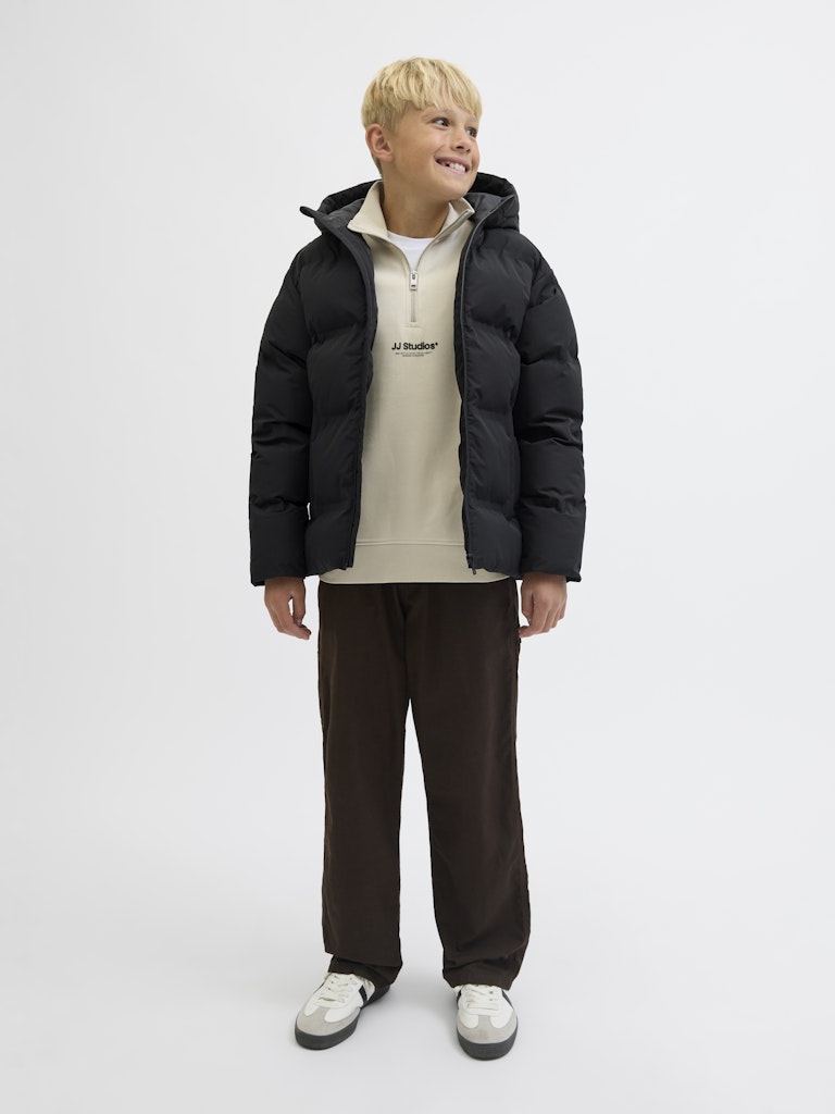 Svart täck jacka till kille. Vinterjacka från Jack & Jones.
JJESOHO PUFFER HOOD SN JNR
12278831