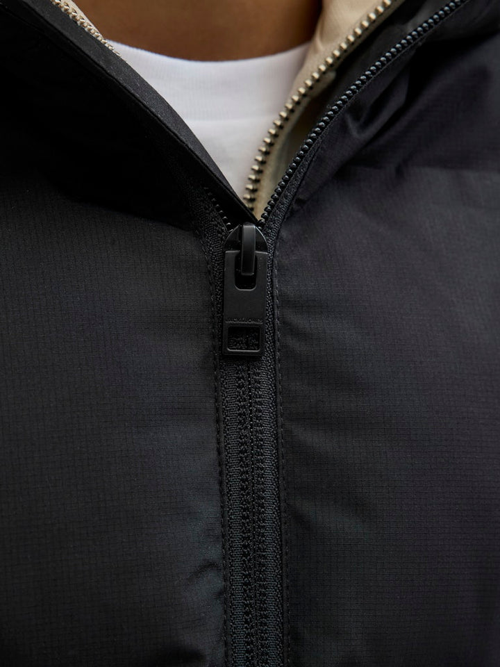 Svart täck jacka till kille. Vinterjacka från Jack & Jones.
JJESOHO PUFFER HOOD SN JNR
12278831