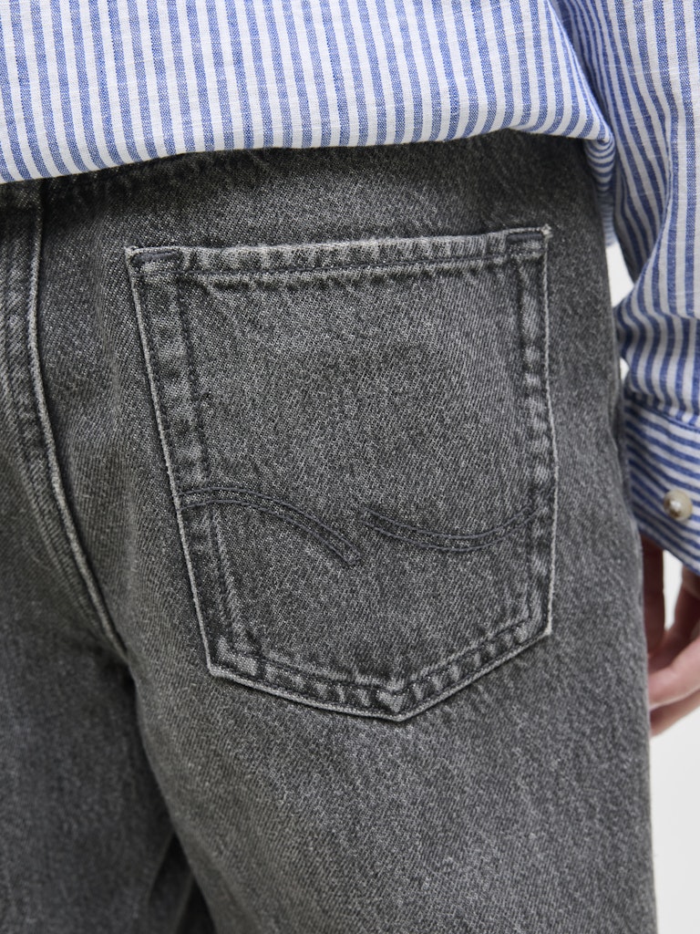 Svart grå loose fit jeans CHRIS från Jack & Jones Junior till kille ungdom. 
JJICHRIS JJORIGINAL SBD 444 SN JNR
12279539