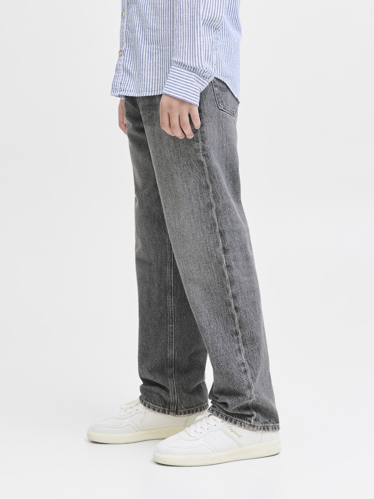 Svart grå loose fit jeans CHRIS från Jack & Jones Junior till kille ungdom. 
JJICHRIS JJORIGINAL SBD 444 SN JNR
12279539