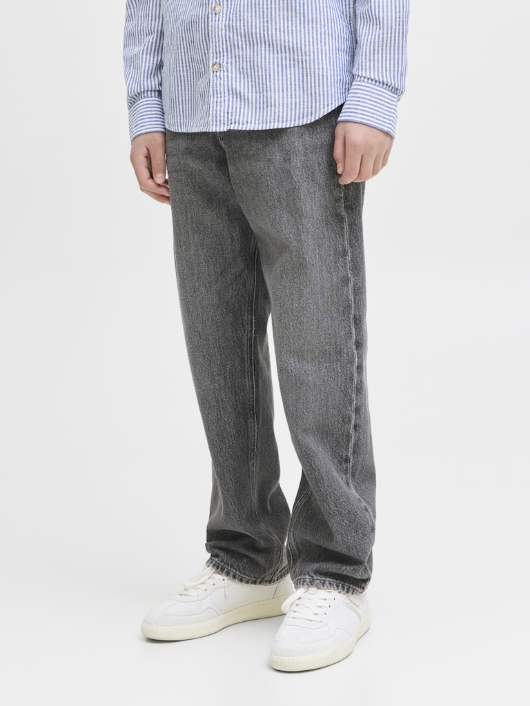 Svart grå loose fit jeans CHRIS från Jack & Jones Junior till kille ungdom. 
JJICHRIS JJORIGINAL SBD 444 SN JNR
12279539