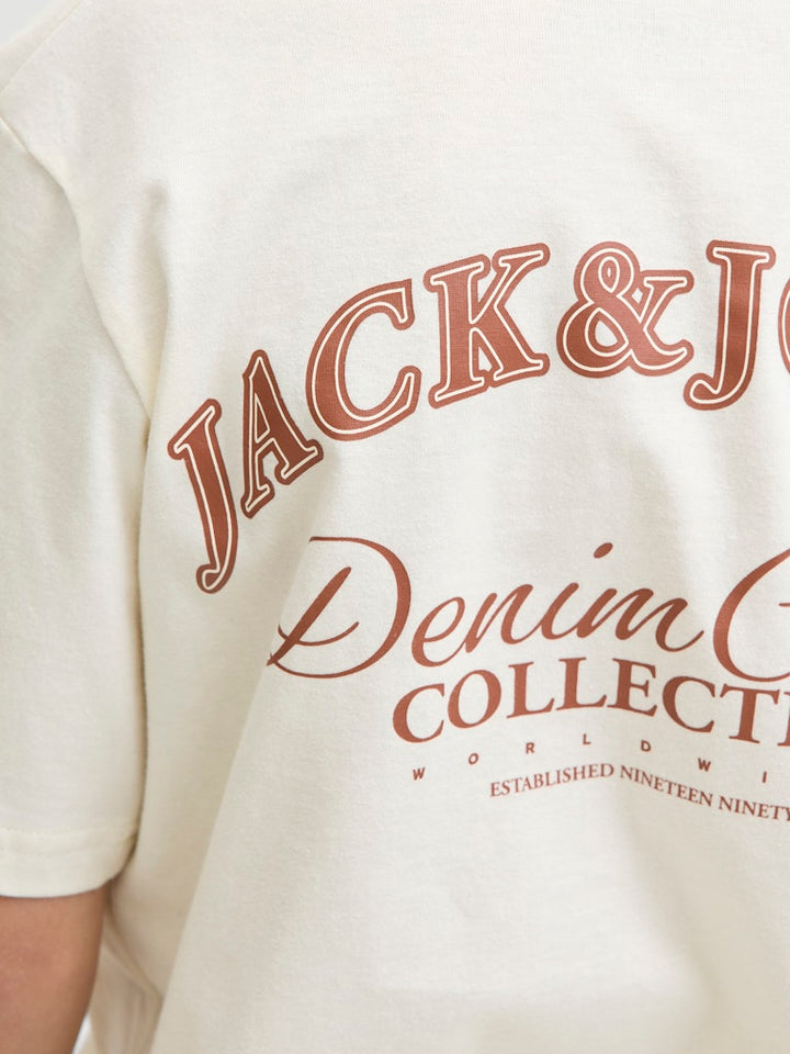 Natur vit t-shirt till kille från Jack & Jones. Ungdoms tröja till pojke med backprint i kontrastfärg.
JJEBRANDES BACKP RELAXED TEE SS SN JNR
12269310