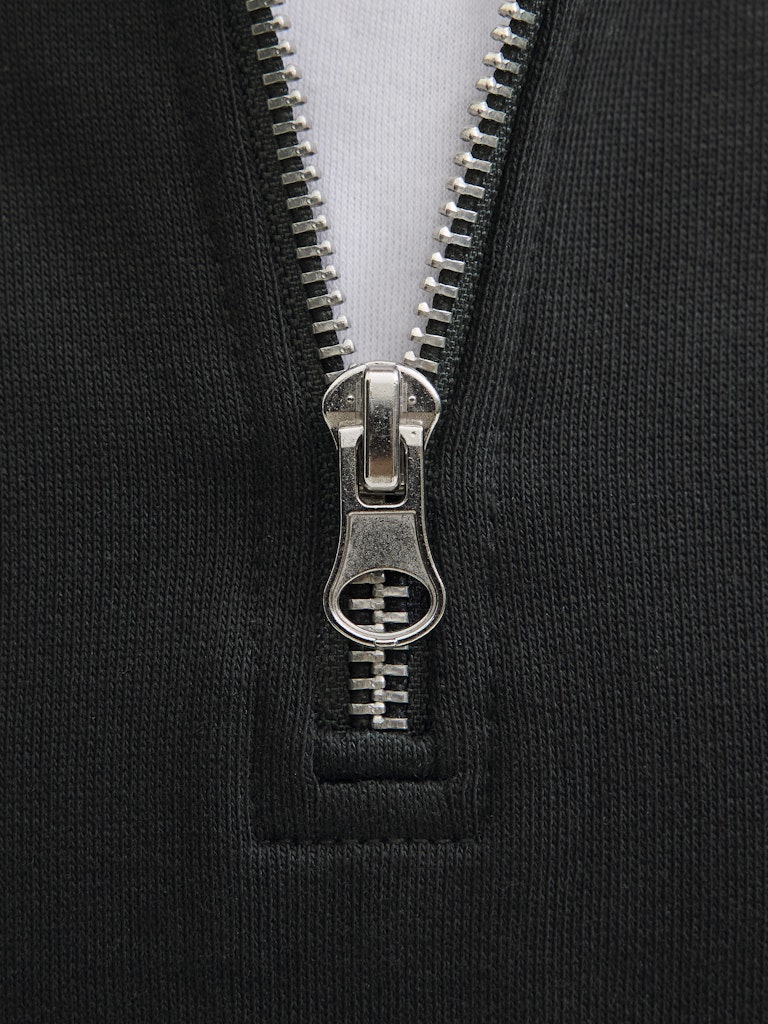 Svart zip tröja i sweat från Jack & Jones till ungdom kille. Ungdomskläder, Norrebro
JORNORREBRO EMB SWEAT HIGH NECK JNR
12284067