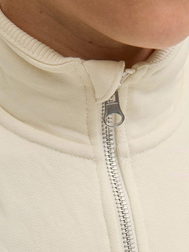 Natur cream vit zip tröja i sweat från Jack & Jones till ungdom kille. Ungdomskläder, Norrebro
JORNORREBRO EMB SWEAT HIGH NECK JNR
12284067