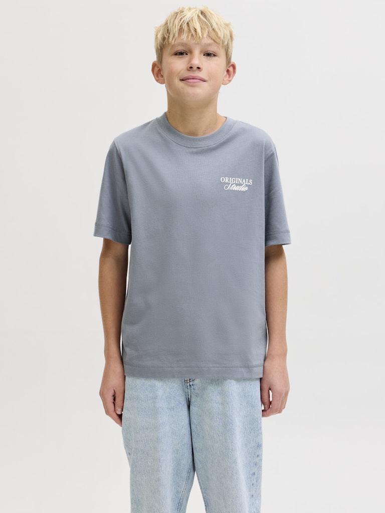 Ljus blå grå t-shirt från Jack & Jones till ungdom kille. Snygg stilren tröja med backprint till pojke, barn och ungdom.
JORNORREBRO TYPO TEE SS CREW NECK SN JNR
12284057