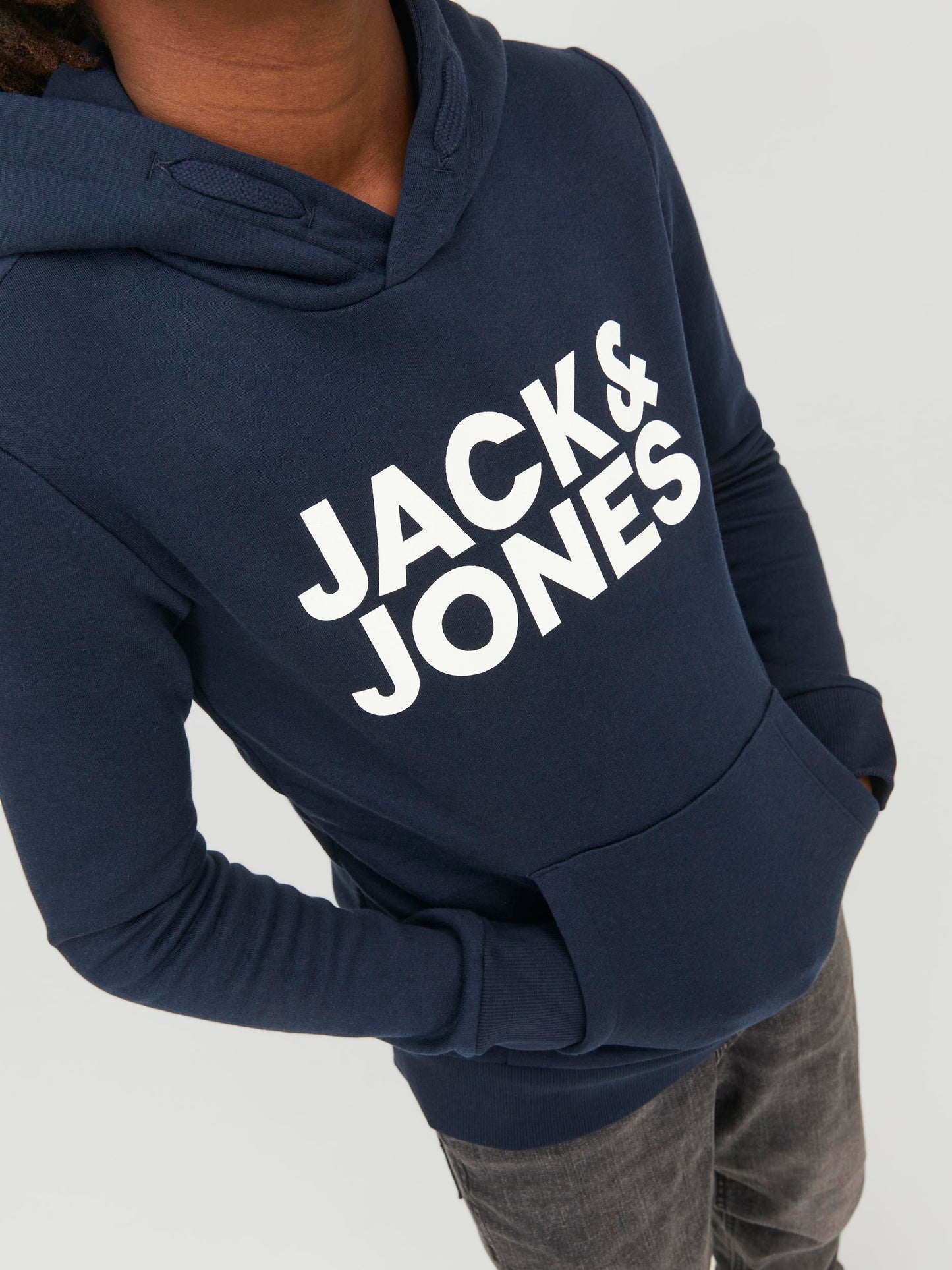 Killtröja med luva med magficka. Hoodie från Jack and Jones i mörk blå färg. Stor logga på bröstet Jackandjones i vitt. Luvtröja med Jack & Jones som coolt print till ungdom kille.