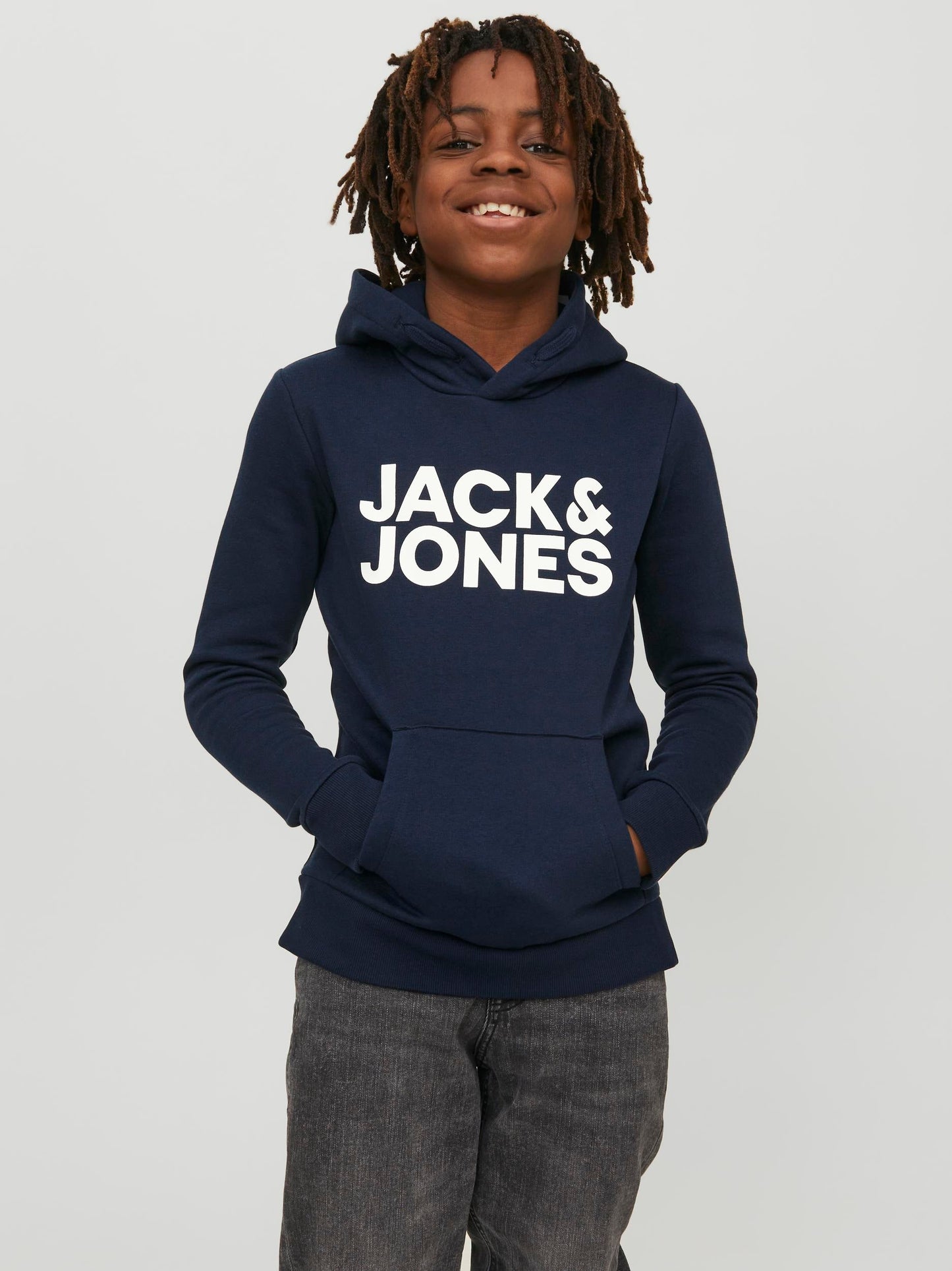 Killtröja med luva med magficka. Hoodie från Jack and Jones i mörk blå färg. Stor logga på bröstet Jackandjones i vitt. Luvtröja med Jack & Jones som coolt print till ungdom kille.