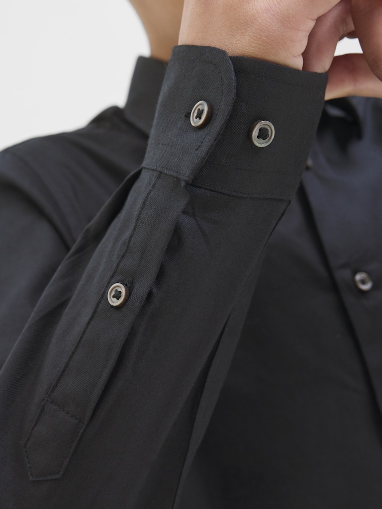 Svart snygg skjorta till kille. Klassisk fin skjorta till pojke från Jack and Jones. Barn och ungdomskläder till kille.
JJNICO SHIRT LS STYD JNR
12288884