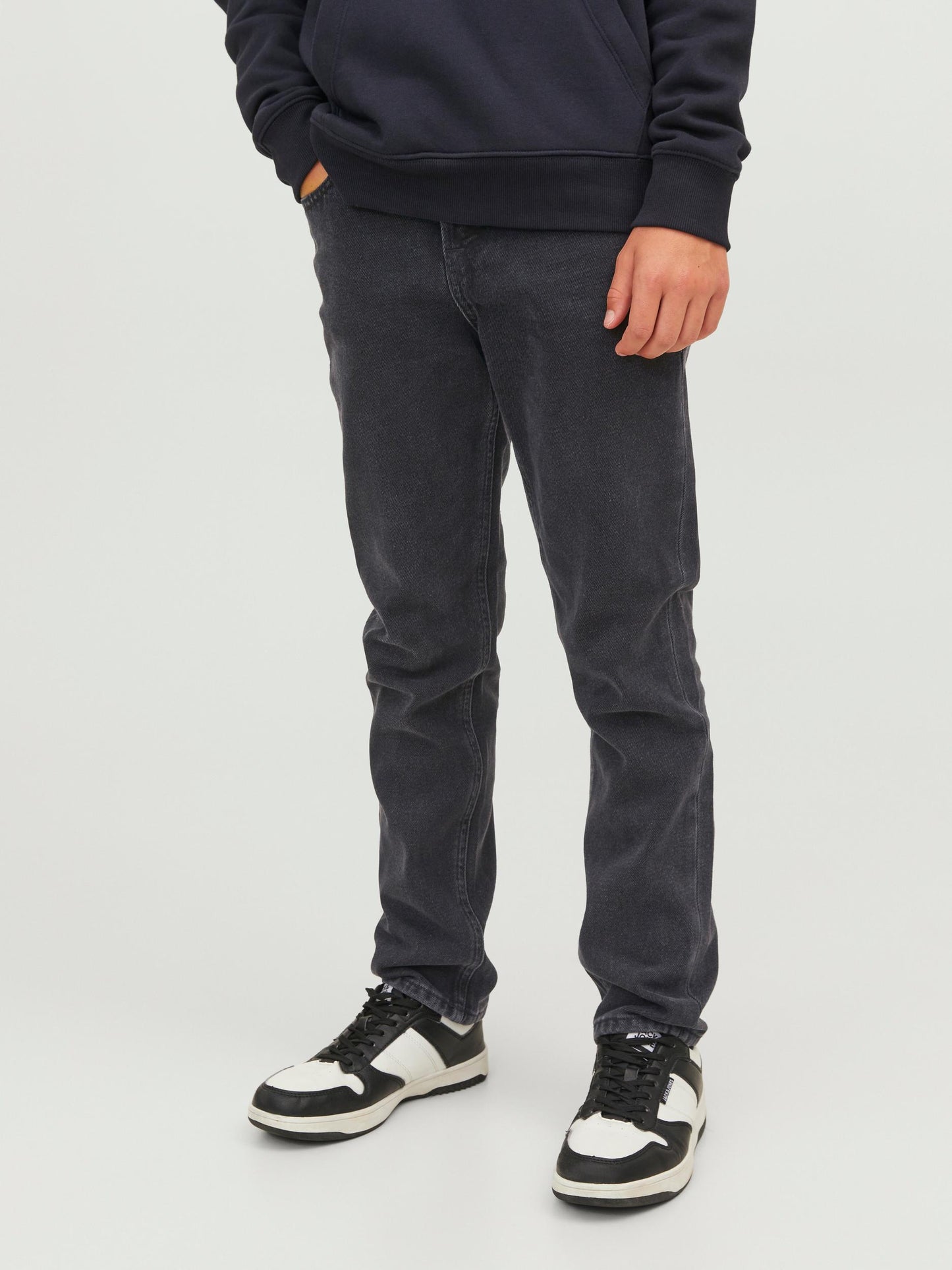 Grabb klädd i Svart jeans Clark från Jack & Jones till kille, pojke ungdom. Snygg avslappnad modell i mörkt grå svart lite tvättad look. 