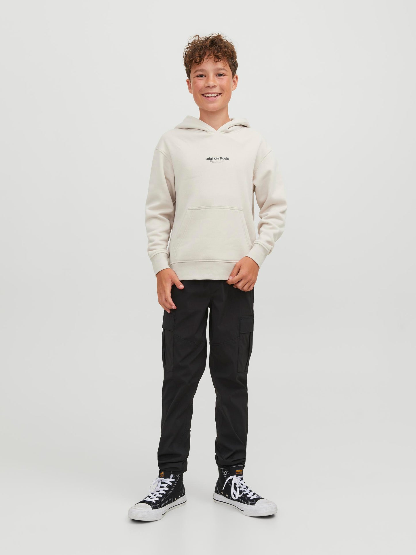 Vit, naturvit hoodie från Jack & Jones till ungdom kille, pojke. Luvtröja i enfärgat vitt med logga på bröstet i deras omtyckta modell Vesterbro. FIcka på magen.