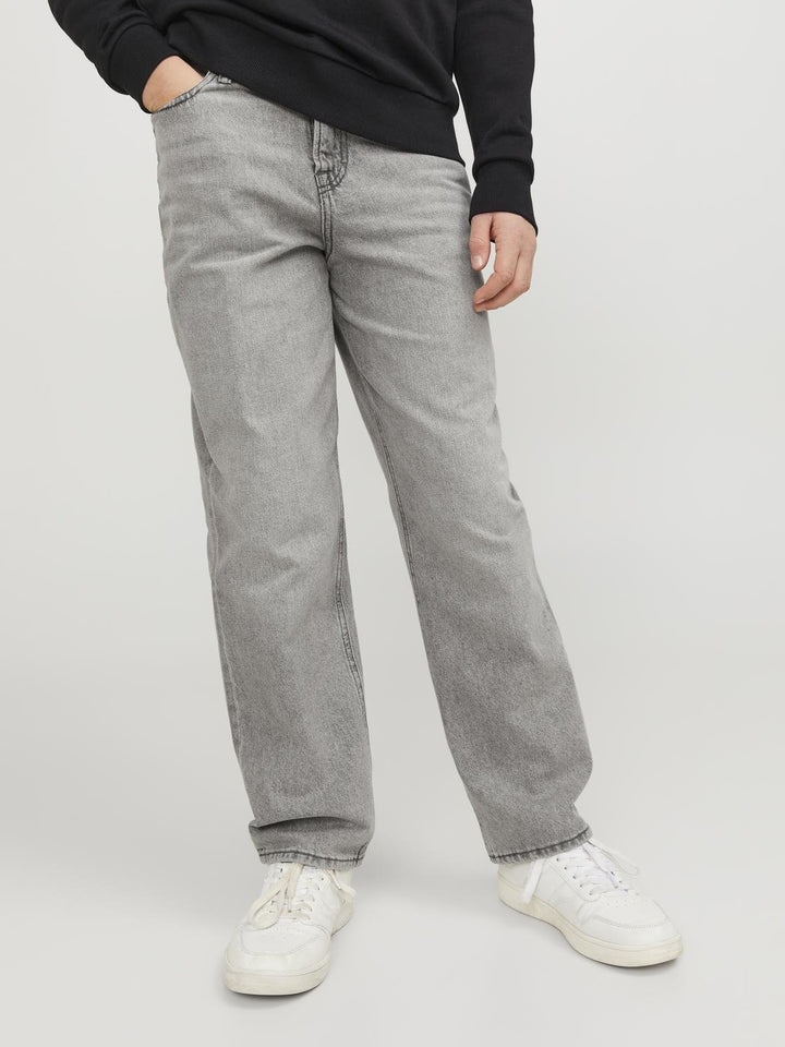 En kille som har på sig Chris, en grå, snygg jeans från Jack and Jones för kille ungdom