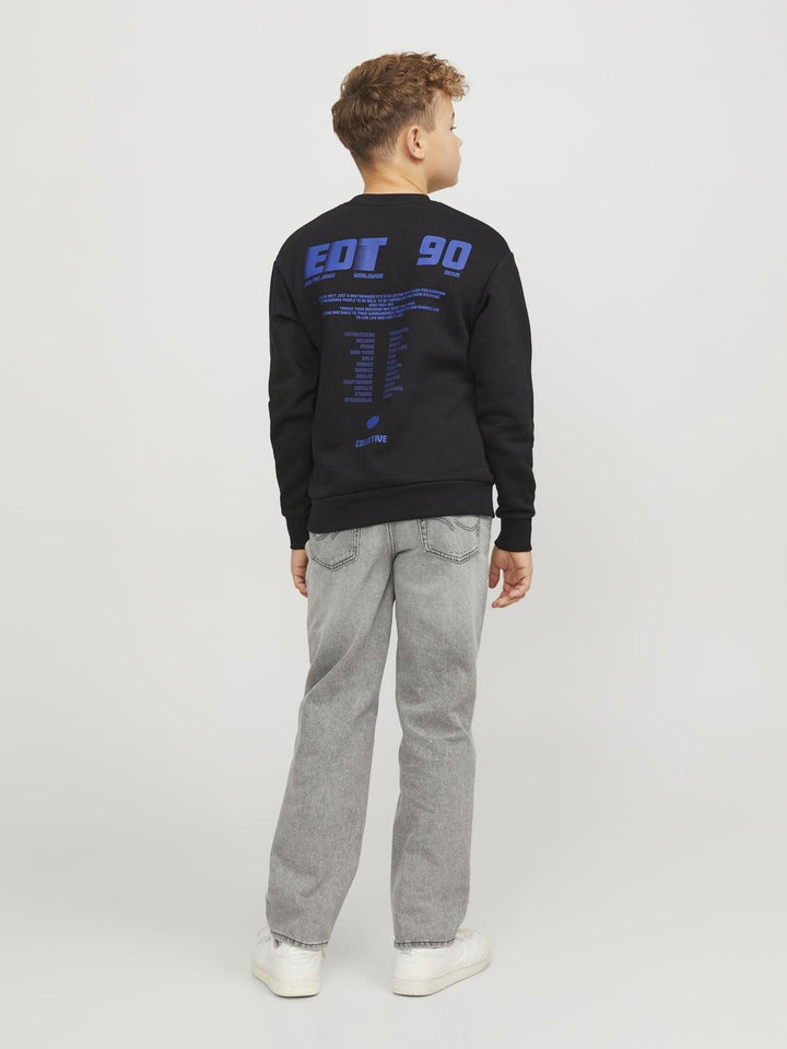 En kille som har på sig Chris, en grå, snygg jeans från Jack and Jones för kille ungdom