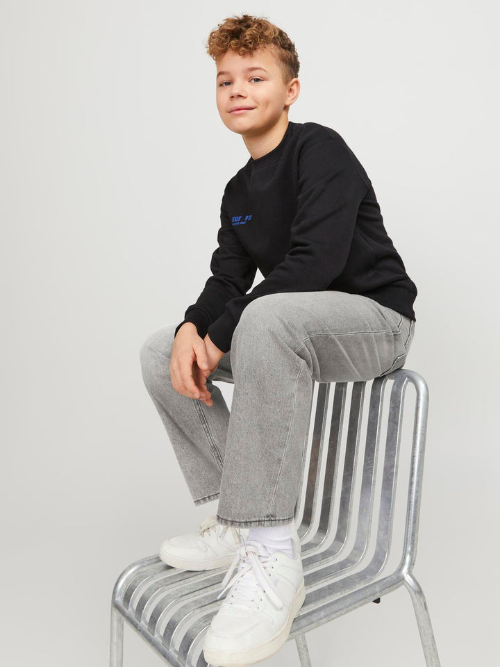 En kille som har på sig Chris, en grå, snygg jeans från Jack and Jones för kille ungdom