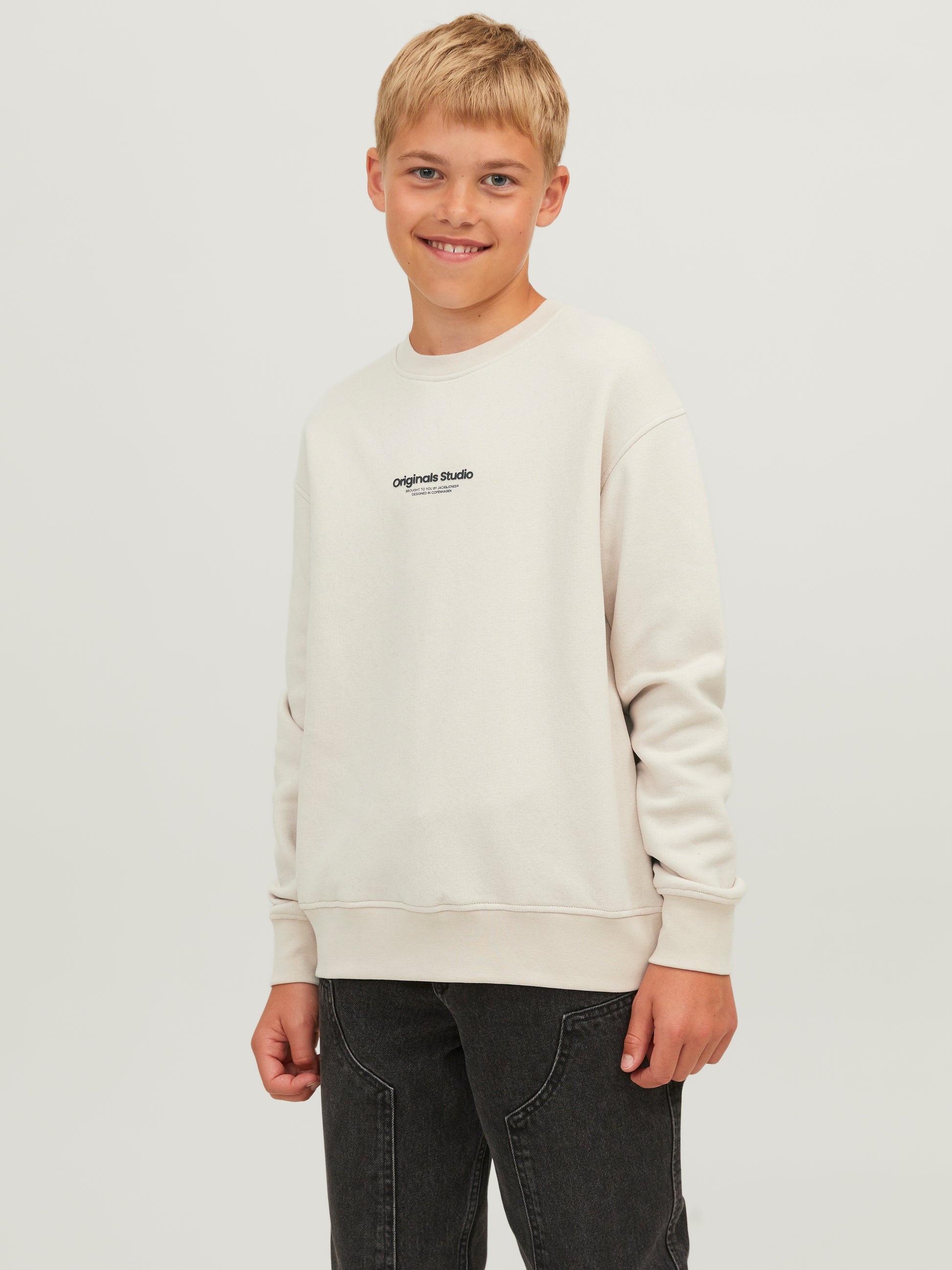 Ungdom tröja för kille från jack and jones. Kvalitets sweatshirt tröja för vardagsbruk. Borstad tyg med en mjuk touch på insidan.

Produkttyp: Sweatshirts
Hals: Rund hals
Ärm: Lång ärm
Kroppstyp: Junior
Passform: Lös passform