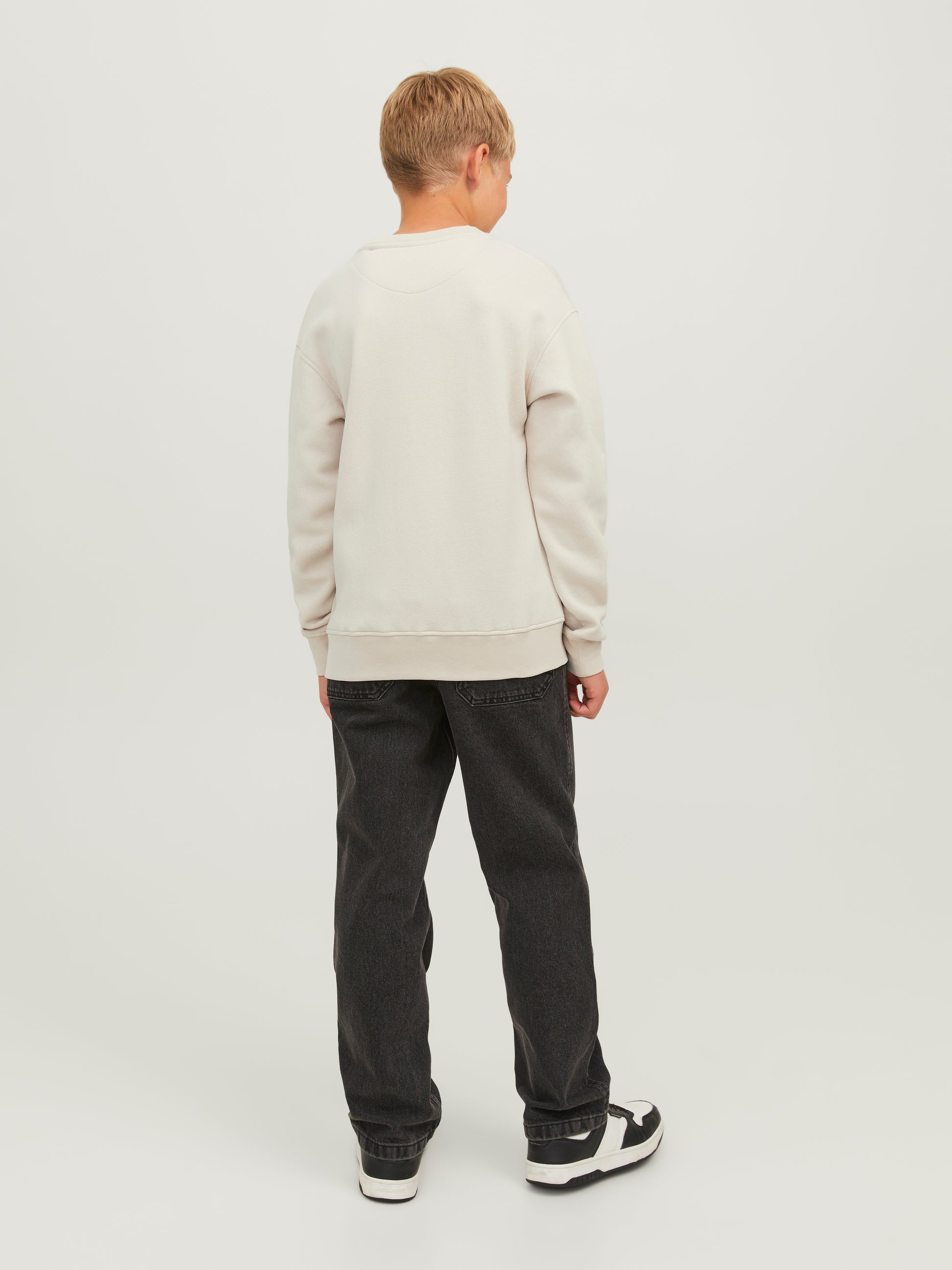 Ungdom tröja för kille från jack and jones. Kvalitets sweatshirt tröja för vardagsbruk. Borstad tyg med en mjuk touch på insidan.

Produkttyp: Sweatshirts
Hals: Rund hals
Ärm: Lång ärm
Kroppstyp: Junior
Passform: Lös passform