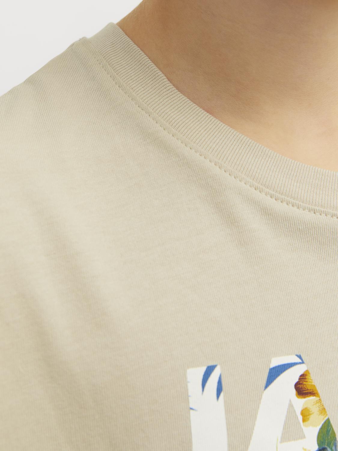 Kortärmad t-shirt i ekologisk bomull från Jack & Jones. Blommig logo på bröstet. Tröja för ungdom kille.