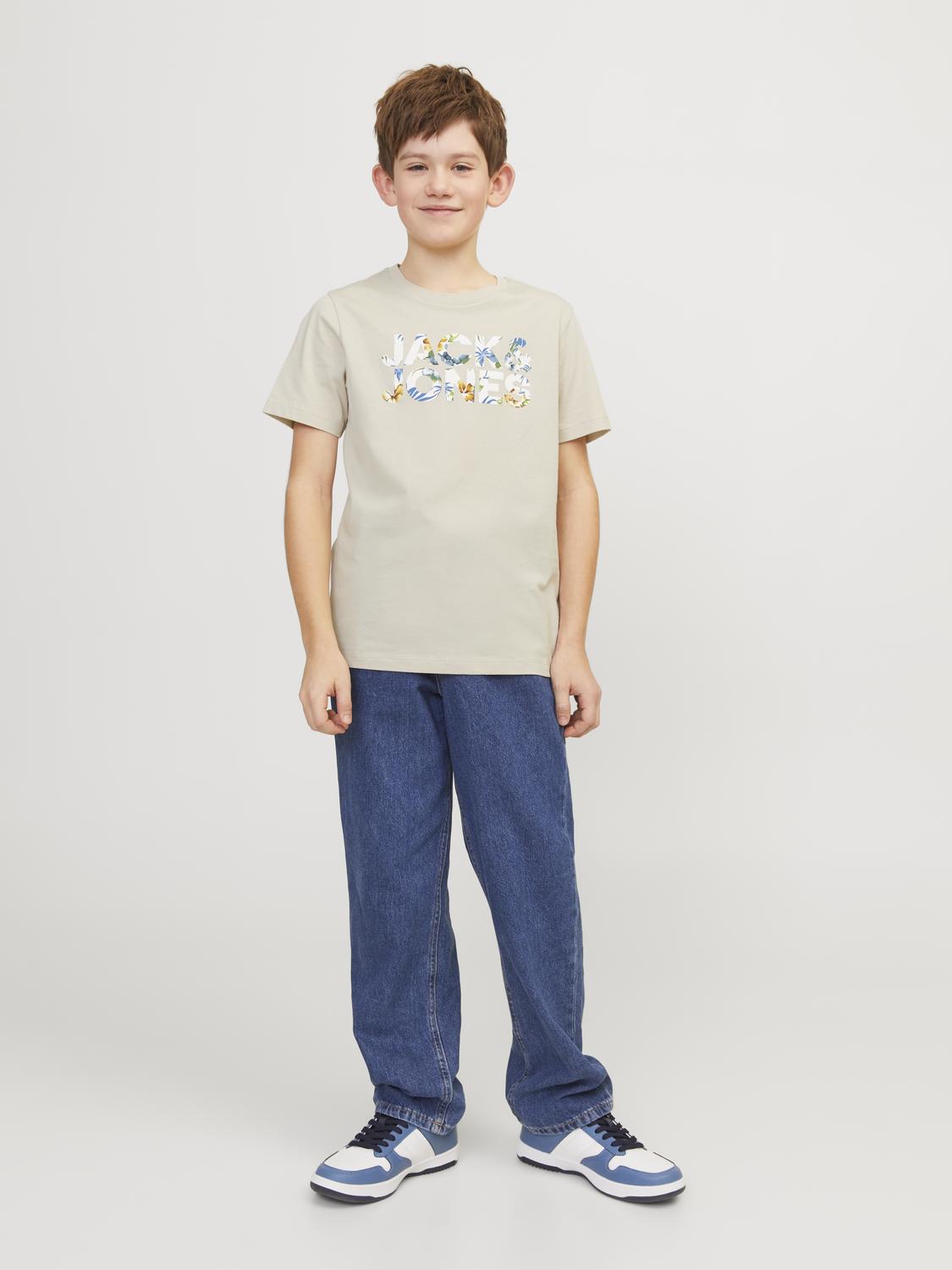 Kortärmad t-shirt i ekologisk bomull från Jack & Jones. Blommig logo på bröstet. Tröja för ungdom kille.