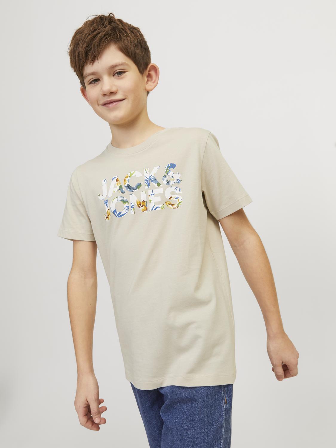 Kortärmad t-shirt i ekologisk bomull från Jack & Jones. Blommig logo på bröstet. Tröja för ungdom kille.
