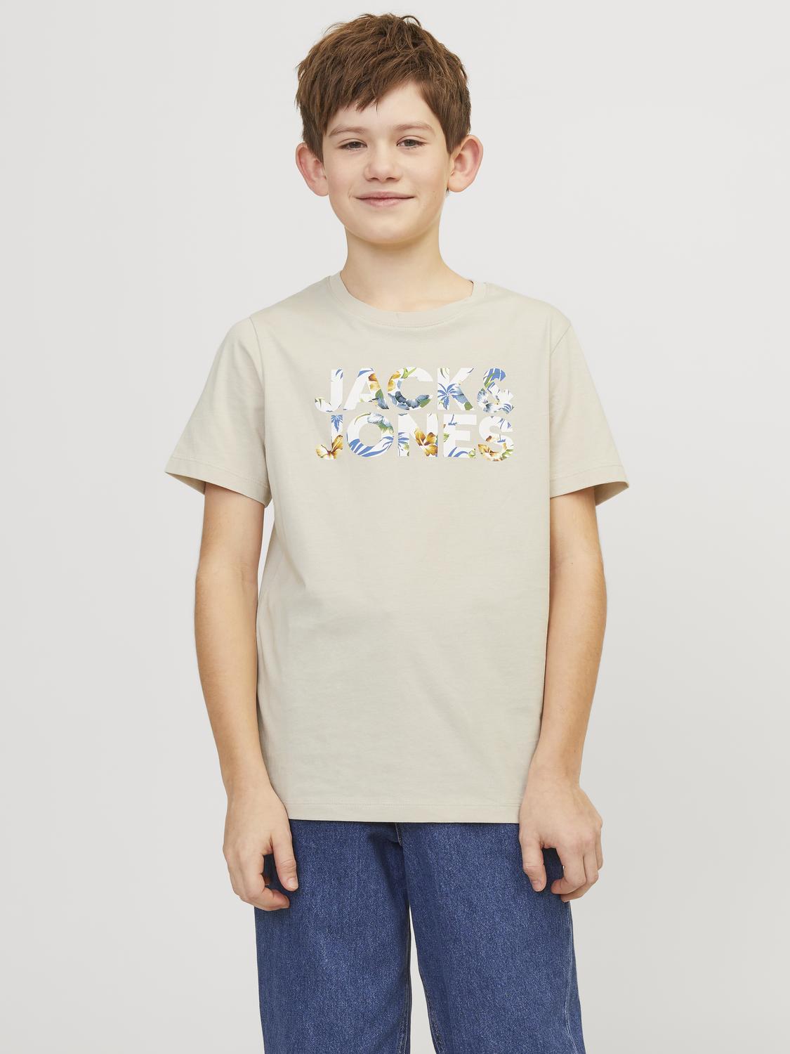 Kortärmad t-shirt i ekologisk bomull från Jack & Jones. Blommig logo på bröstet. Tröja för ungdom kille.