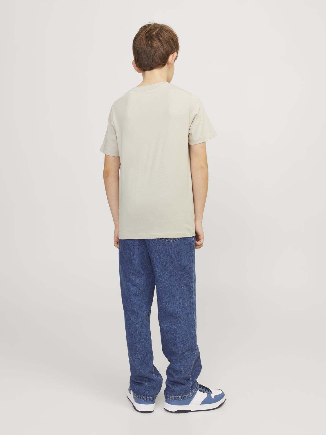 Kortärmad t-shirt i ekologisk bomull från Jack & Jones. Blommig logo på bröstet. Tröja för ungdom kille.