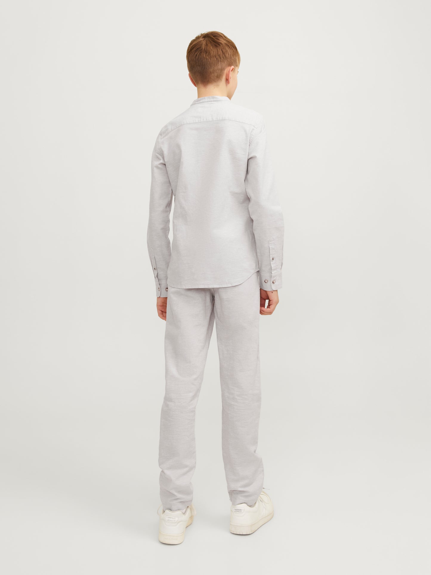 Ljus grå linnebyxa till kille. Ungdomskläder från Jack & Jones till pojke, kille som vill ha en tunn skön byxa i sommar både till vardag och kanske skolavslutning och midsommar.
JPSTKANE JJSUMMER JOGGER SN JNR
12248903