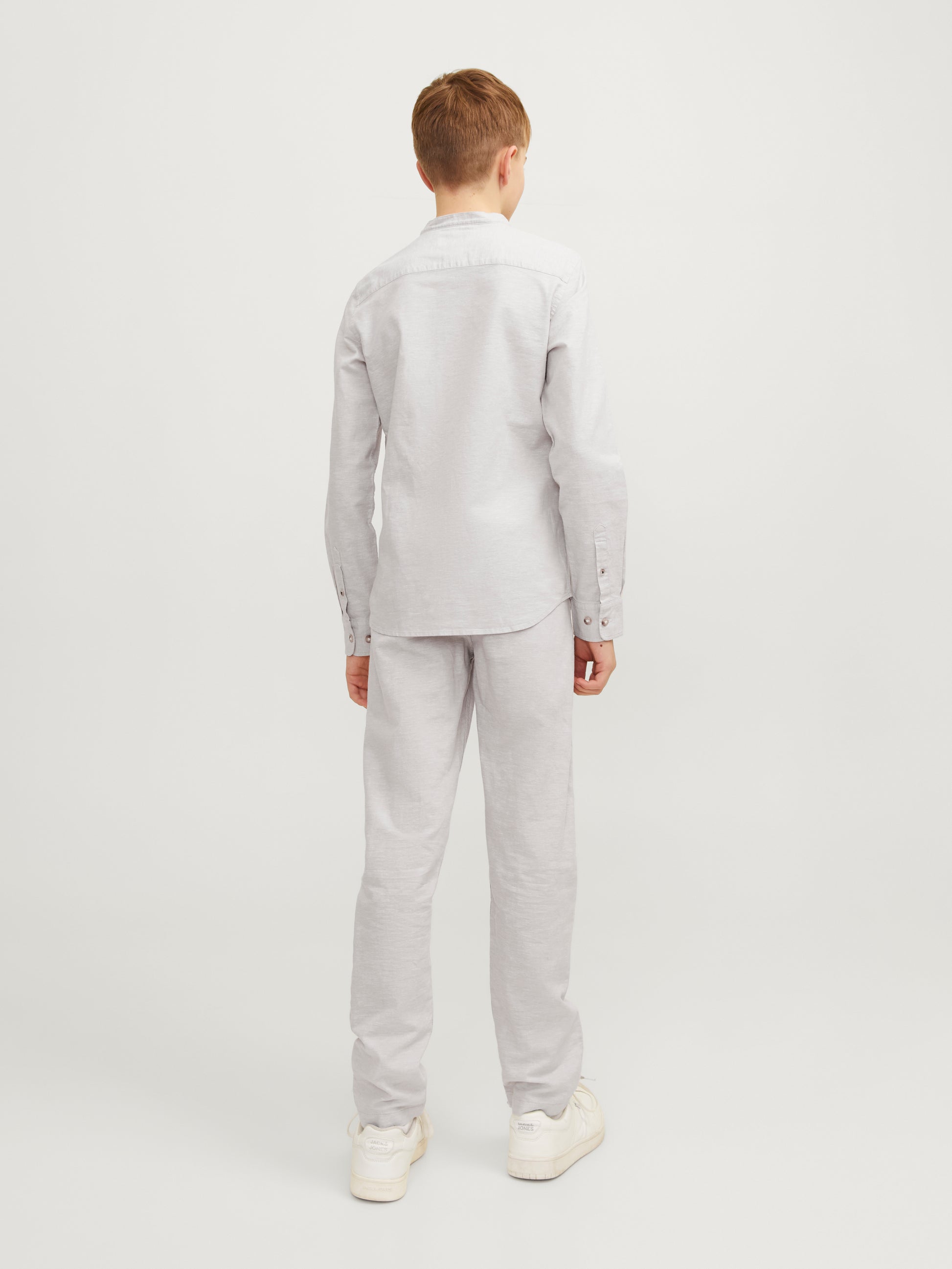 Ljus grå linnebyxa till kille. Ungdomskläder från Jack & Jones till pojke, kille som vill ha en tunn skön byxa i sommar både till vardag och kanske skolavslutning och midsommar.
JPSTKANE JJSUMMER JOGGER SN JNR
12248903