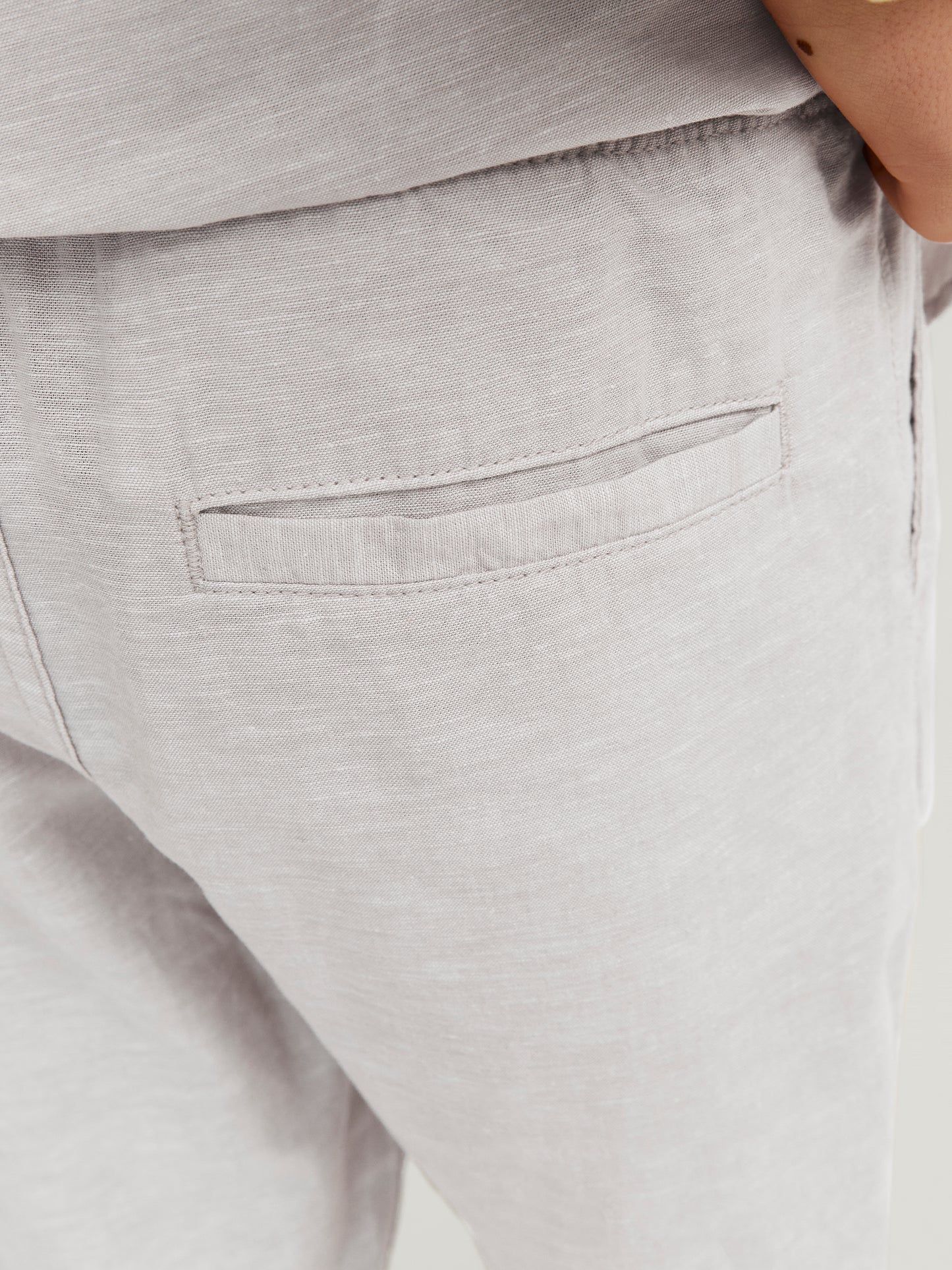 Ljus grå linnebyxa till kille. Ungdomskläder från Jack & Jones till pojke, kille som vill ha en tunn skön byxa i sommar både till vardag och kanske skolavslutning och midsommar.
JPSTKANE JJSUMMER JOGGER SN JNR
12248903