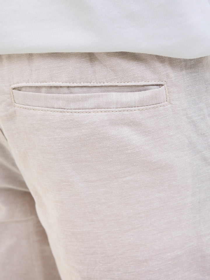 Beige linne shorts till kille från jack & Jones. Linneshorts till pojke i ljus beige.
JPSTJAIDEN SUMMER LB JOGGER SHORT SN JNR
12258277