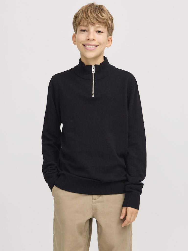 Svart stickad zip tröja till kille. Ungdomskläder från Jack and Jones till pojke.
JJEEMIL KNIT HALF ZIP NOOS JNR
12268772