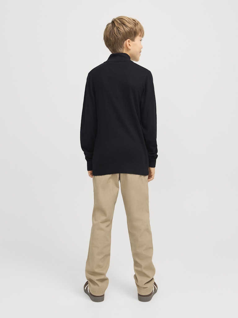 Svart stickad zip tröja till kille. Ungdomskläder från Jack and Jones till pojke.
JJEEMIL KNIT HALF ZIP NOOS JNR
12268772